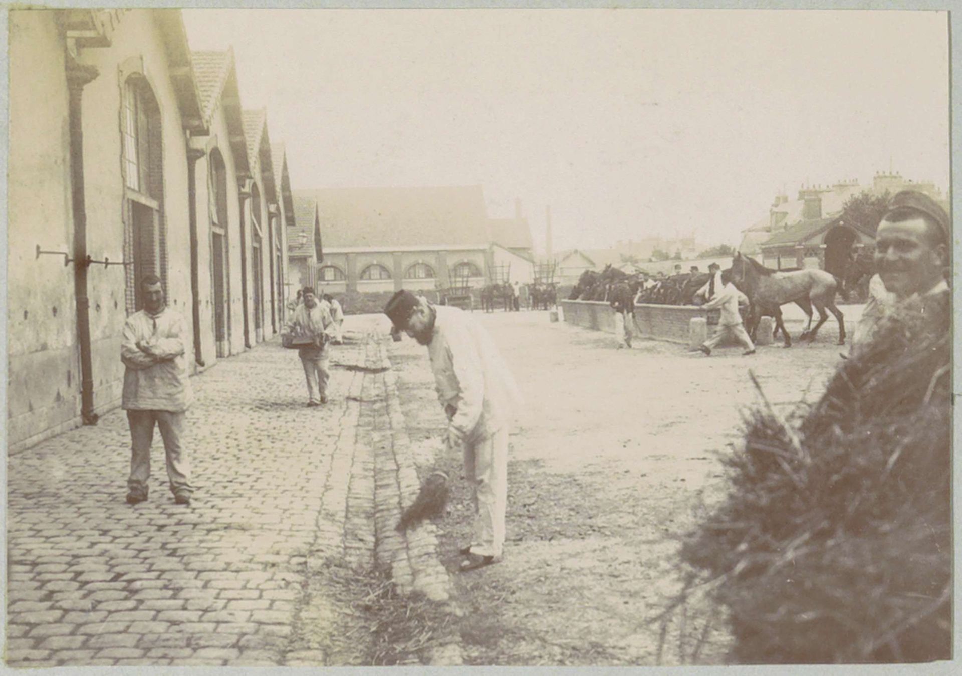 Straatvegers, vermoedelijk in Pontoise by Delizy