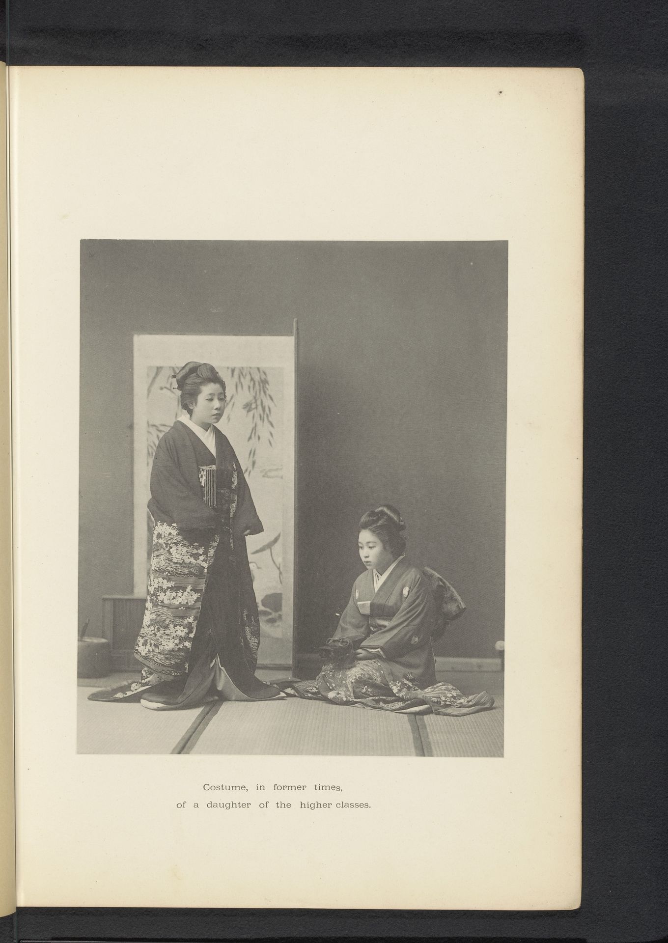 Twee onbekende Japanse meisjes in traditionele kleding by Kazumasa Ogawa