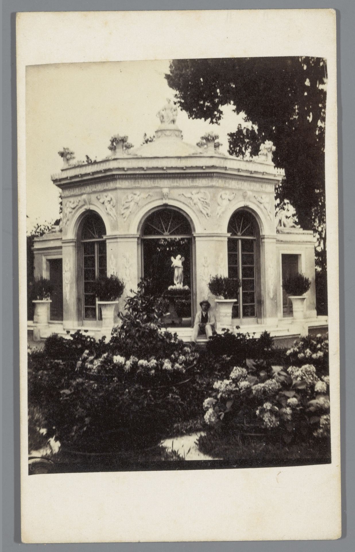 Bloementempel in de tuin van Villa Durazzo-Pallavicini, Genua by C. Hodcend