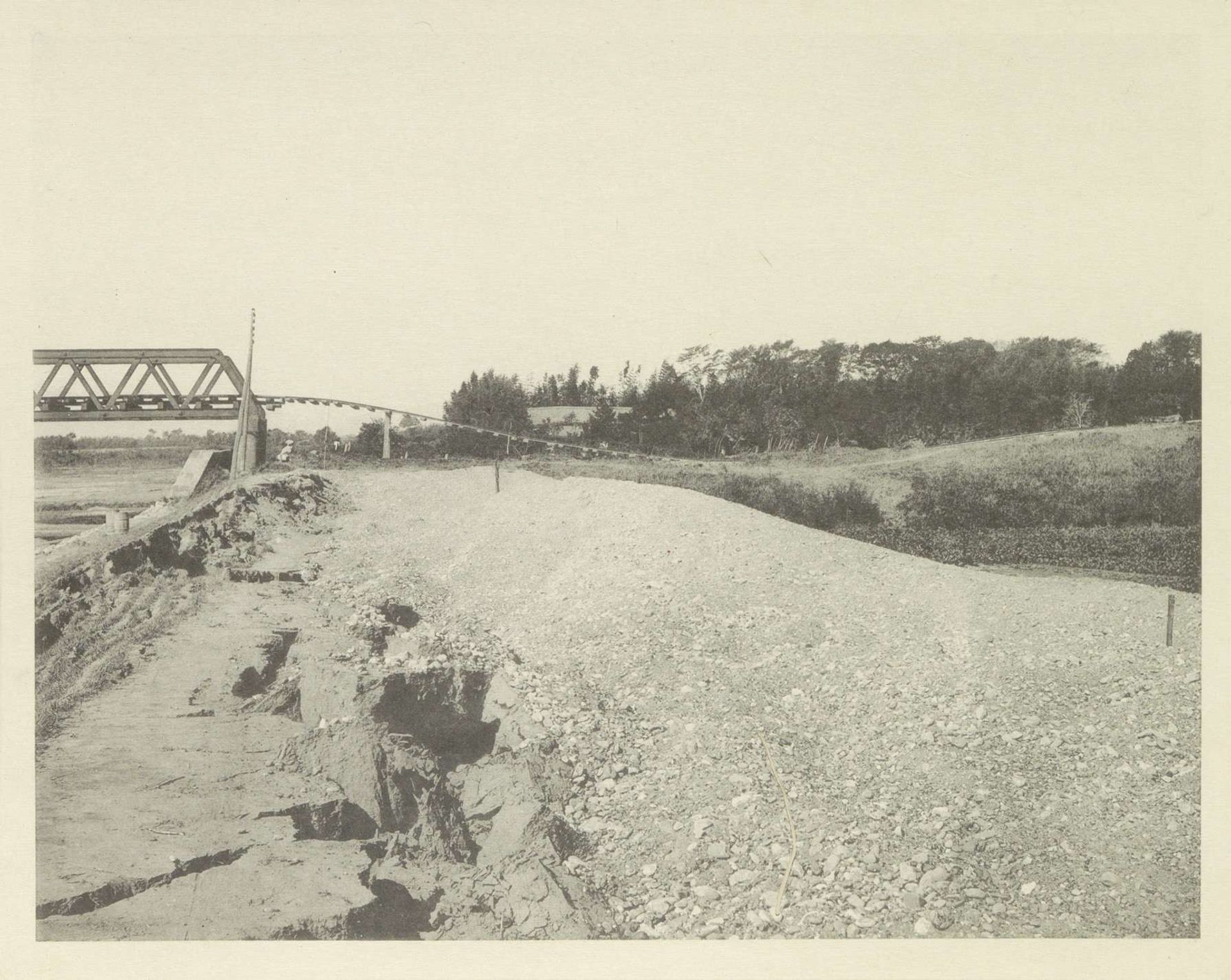 Gezicht op een ingestorte spoorbrug over de Nagara-rivier in Japan na een aardbeving by Anonymous