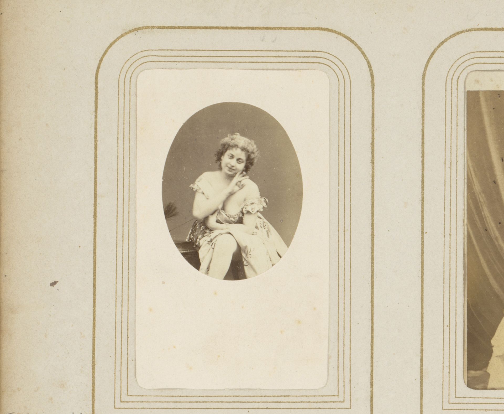 Portret van een vrouw by Disdéri & Co.