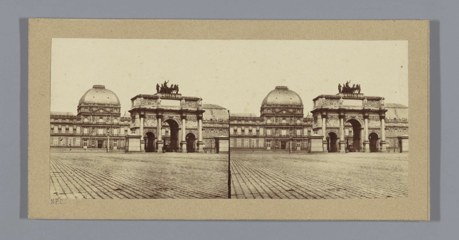 Gezicht op de Arc de Triomphe du Carrousel te Parijs, met op de achtergrond het Palais des Tuileries by Noël Paul Chapus