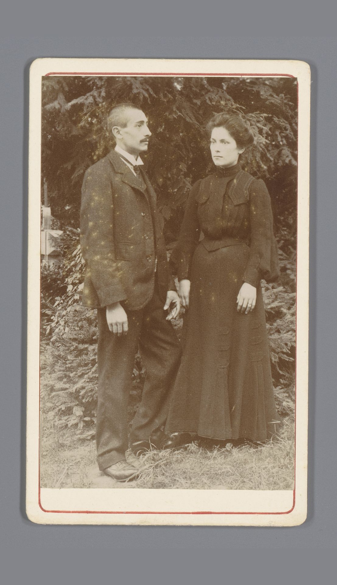 Portret van een onbekende man en vrouw buiten in een tuin by A. Vannier