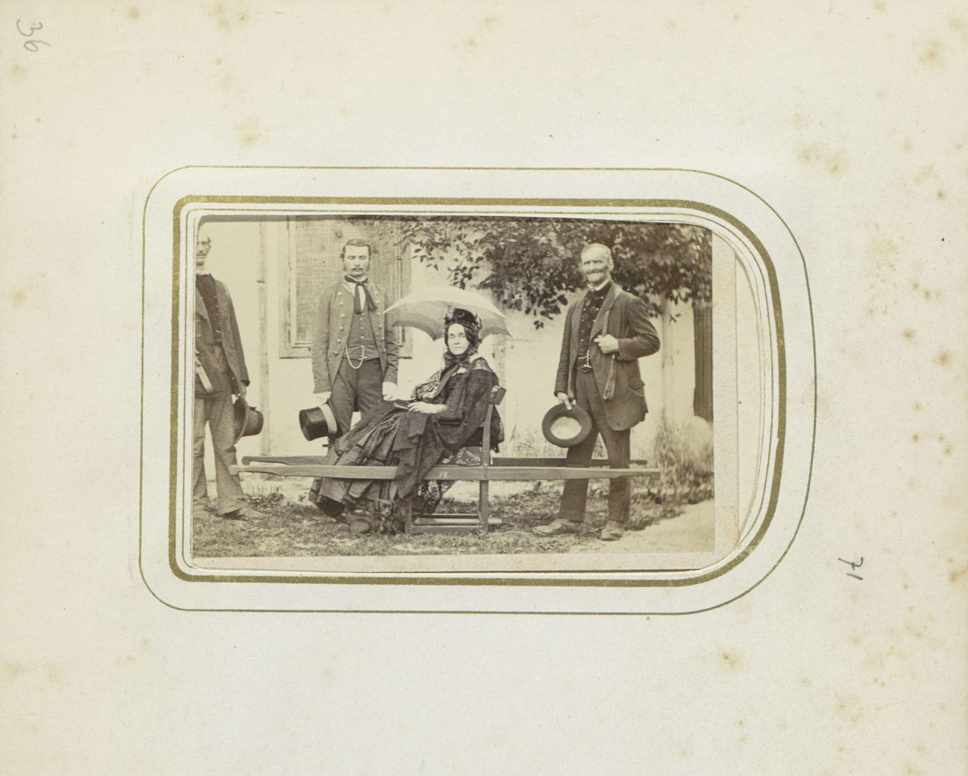 Drie mannen en een vrouw in een draagstoel in Ischl by Victor Angerer