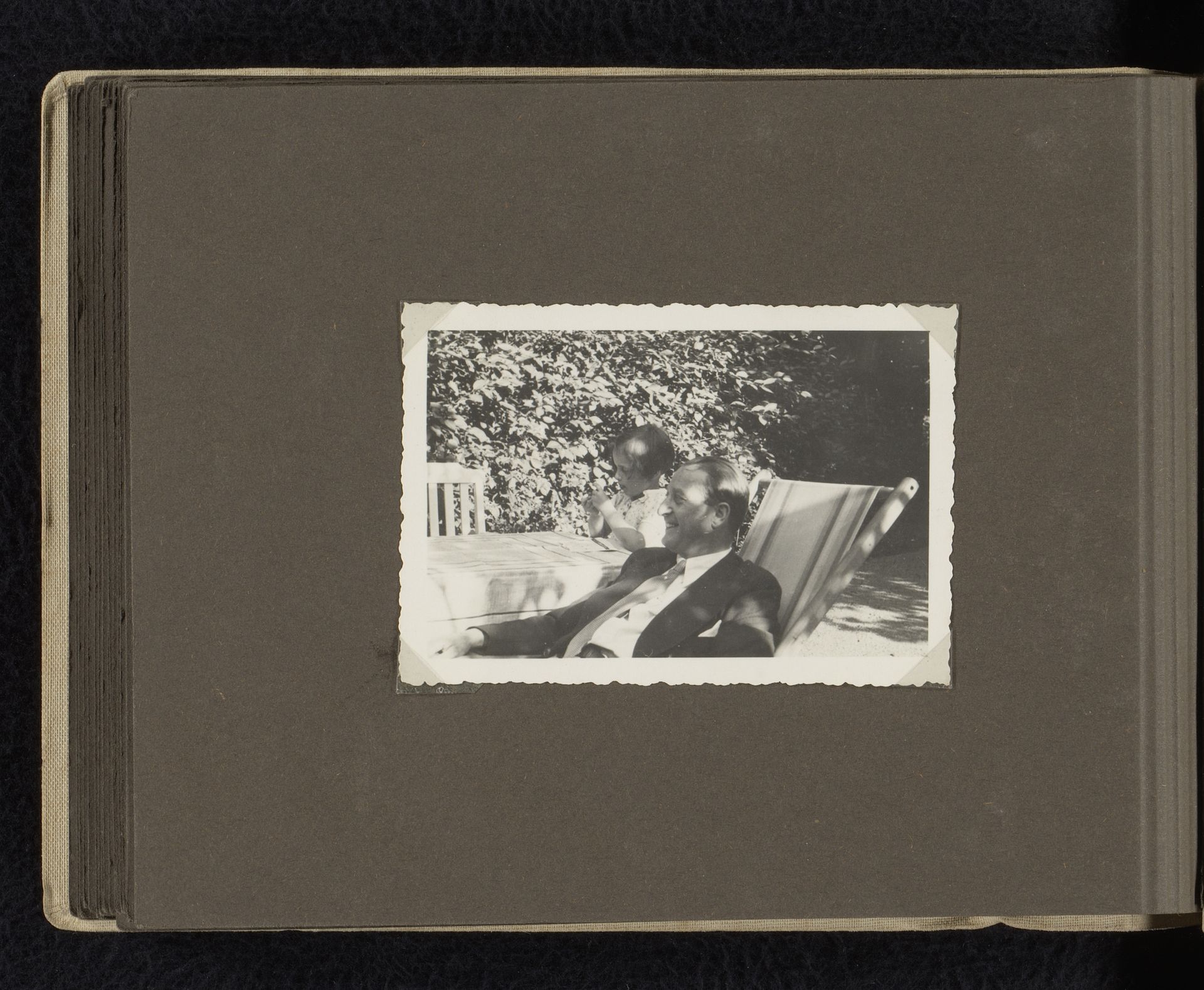 Isabel Wachenheimer met haar oom Willy Moos op een terras, 1932-1933, Duitsland by familie Wachenheimer