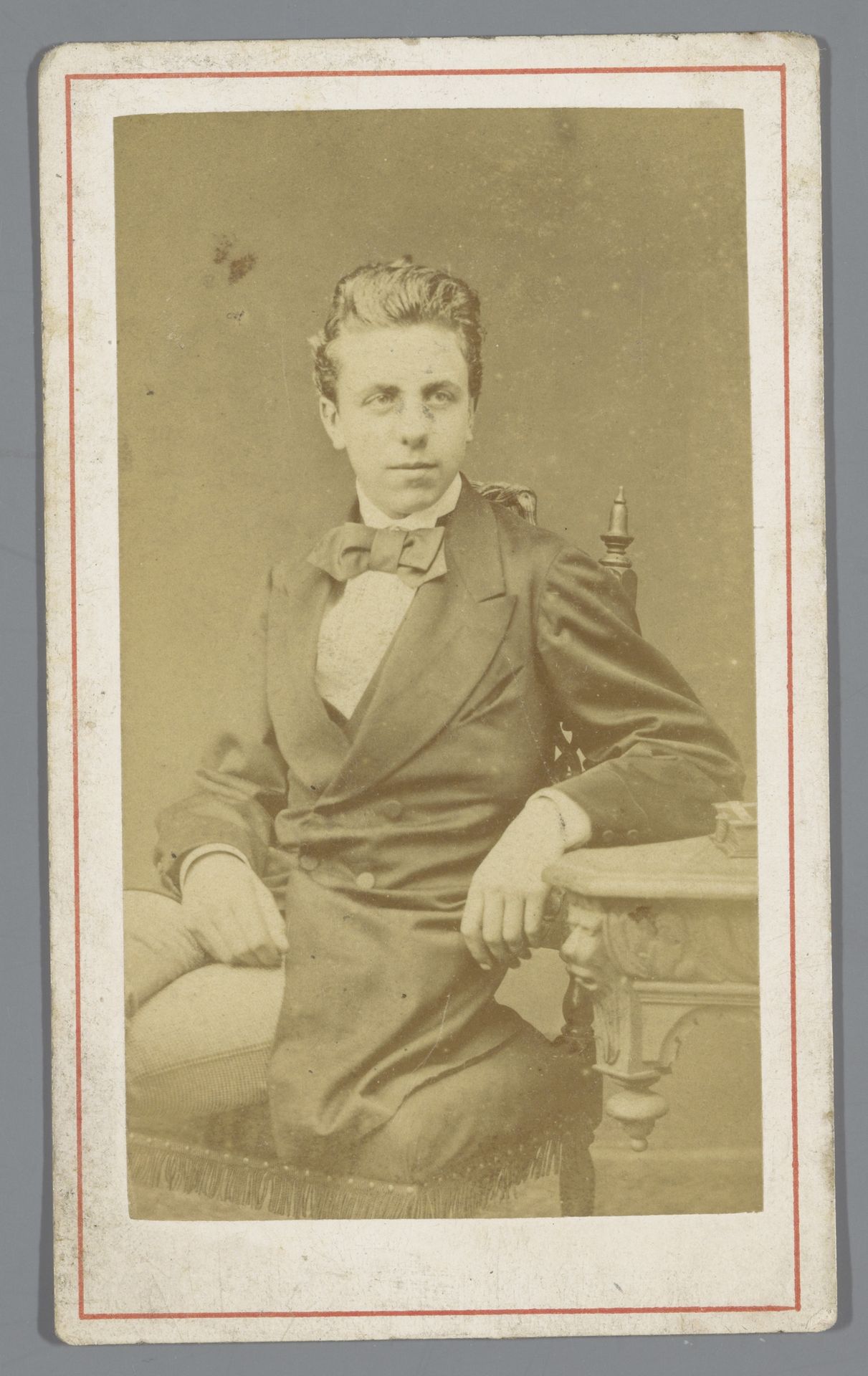Portret van een onbekende jongeman by F. & L. Renard Peeters