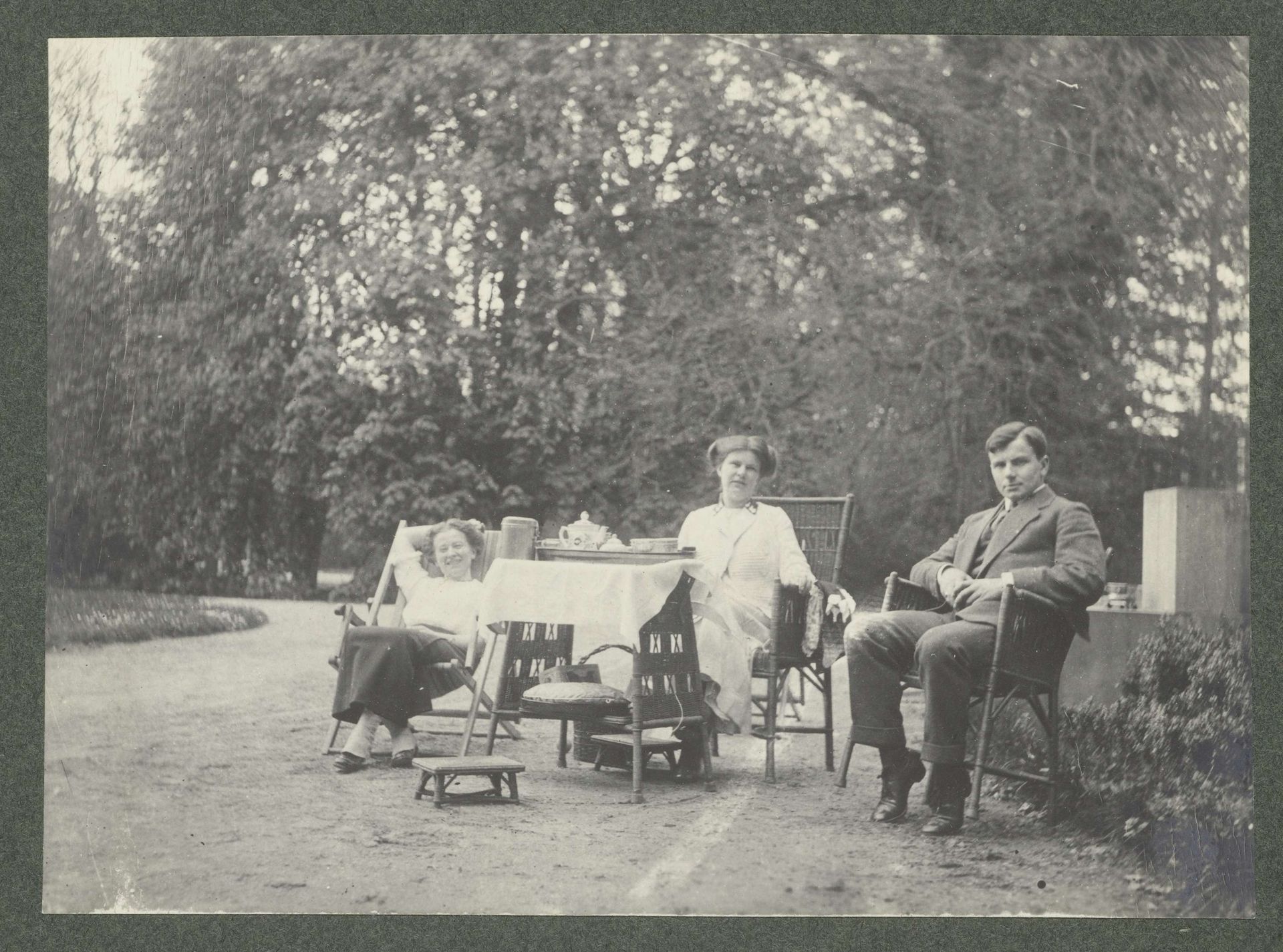 Gezelschap met An en Jan Kessler rond de tafel in de tuin van Huize De Paauw by Geldolph Adriaan Kessler