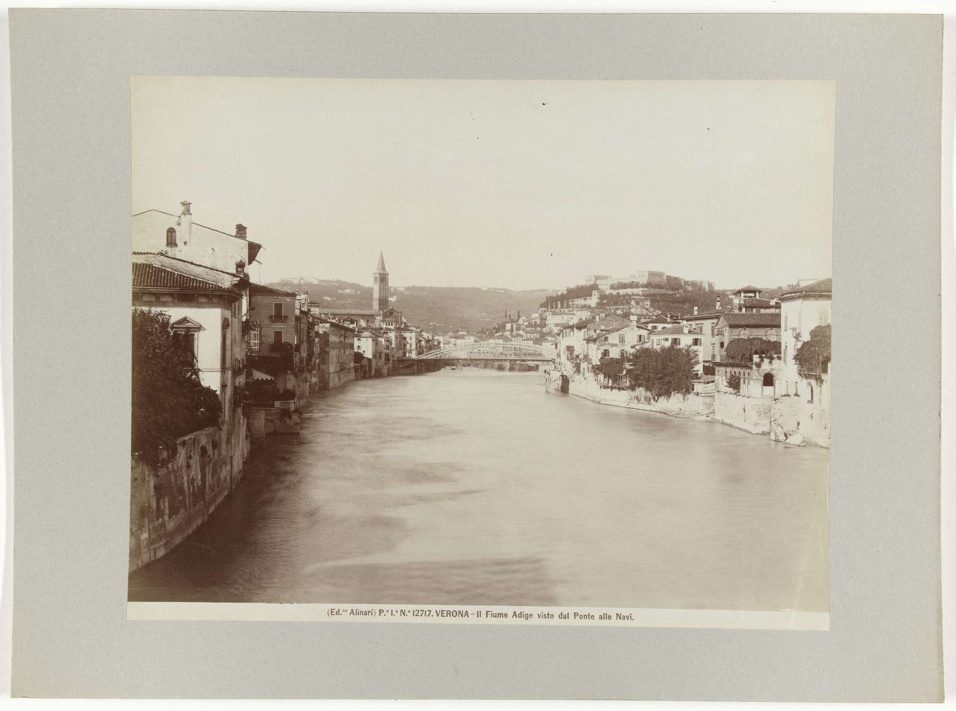 Verona en de rivier Adige gezien vanaf de Ponte alle Navi by Fratelli Alinari