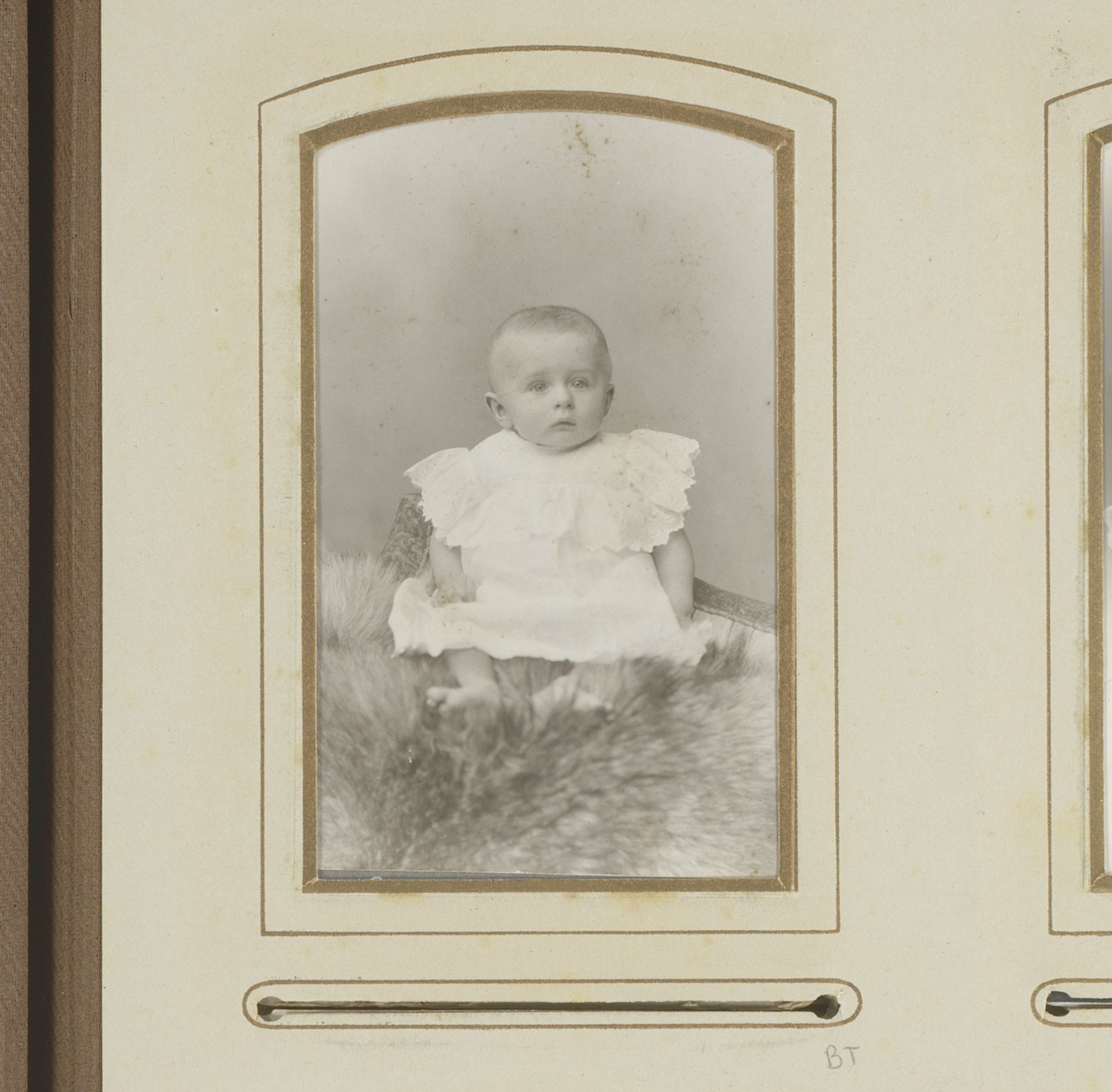 Portret van een zittende baby in witte jurk by Friedrich Carel Hisgen
