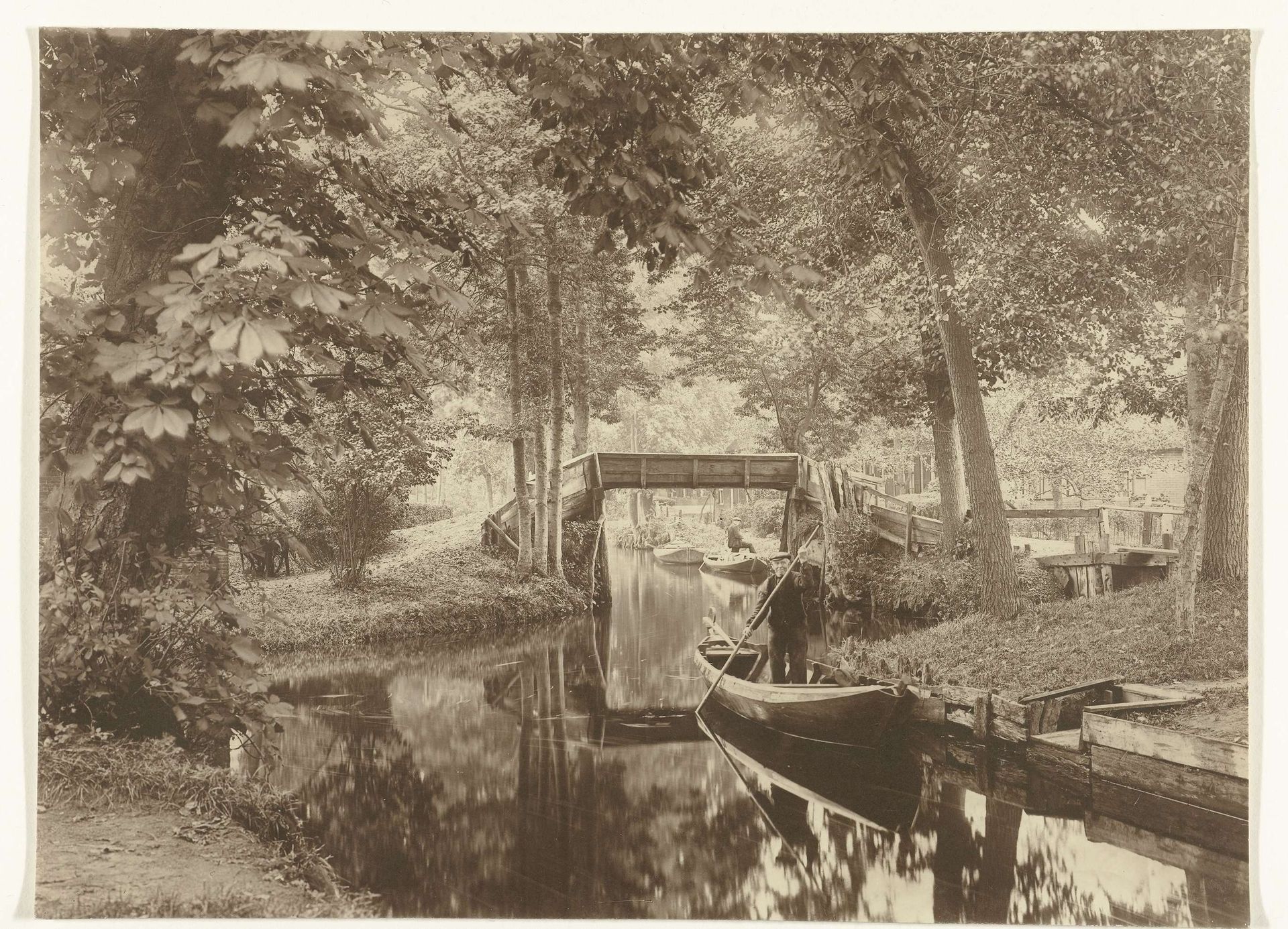 Man vaart in een punter in Giethoorn by Richard Tepe