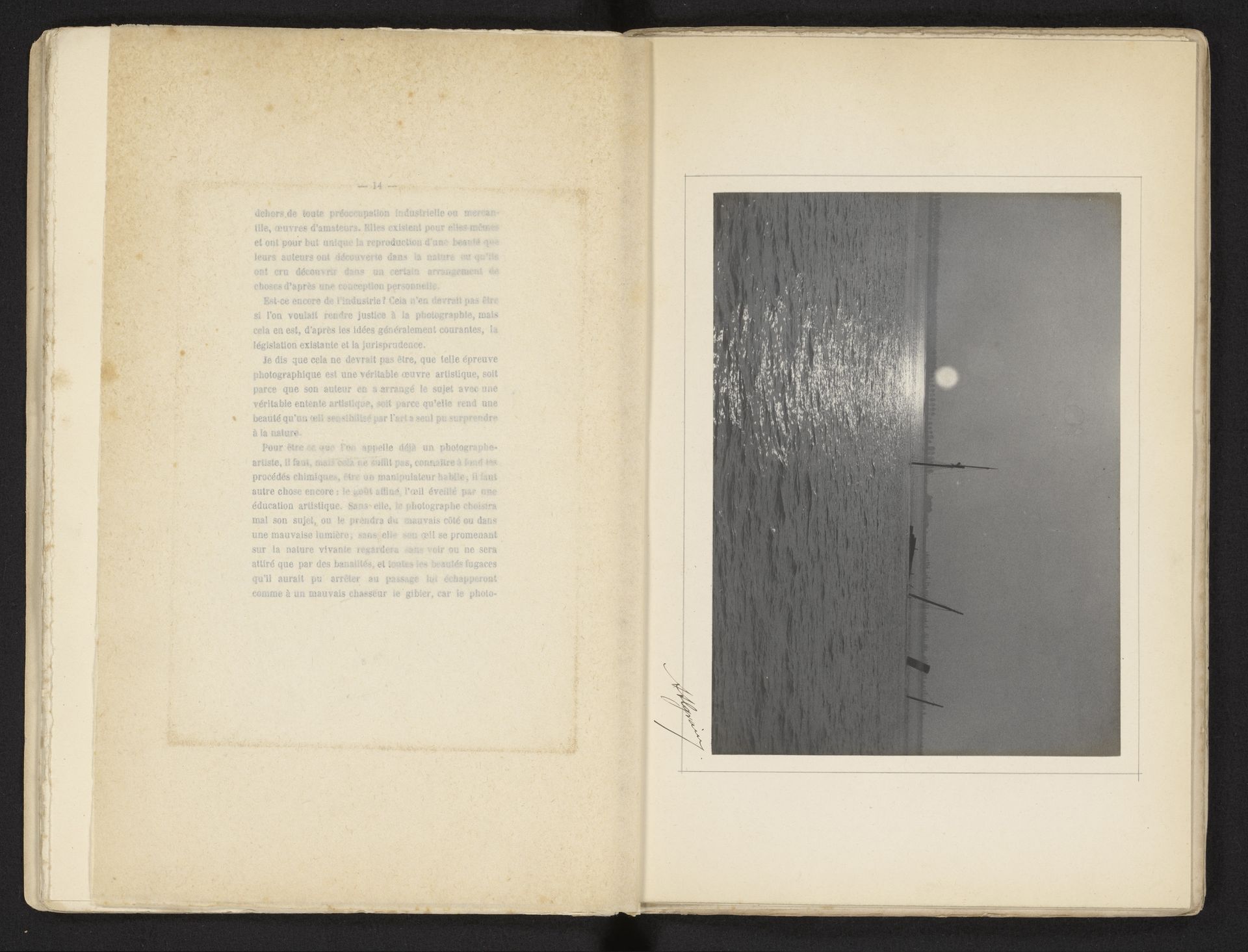 Gezicht op een zinkend schip bij een ondergaande of opkomende zon by Alfred Algrain
