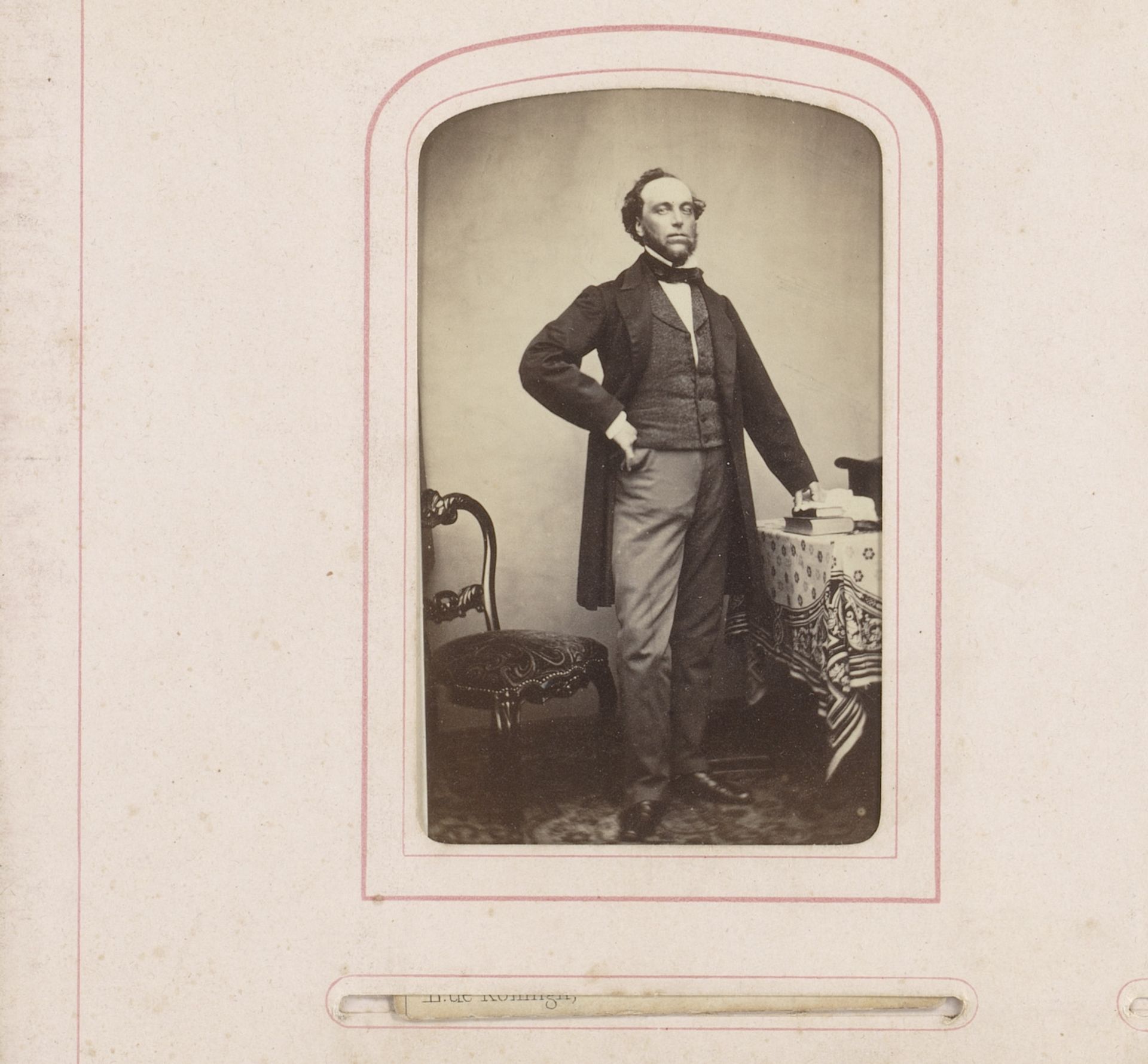 Portret van Bastiaan de Greef staand bij een tafel by Leonard de Koningh