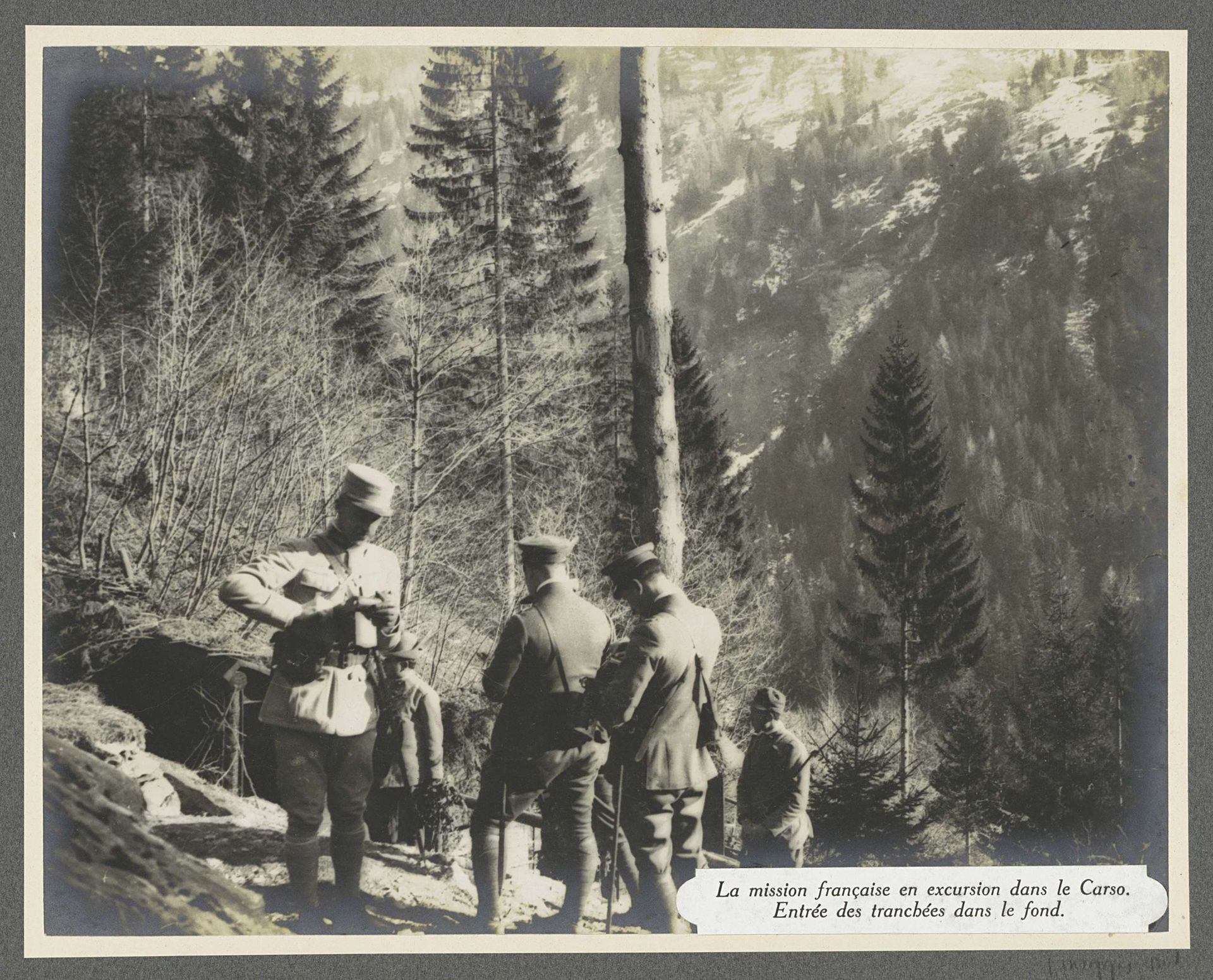 Franse missie op pad in het Karstgebergte in de zuidoostelijke Alpen by Henri de Rothschild