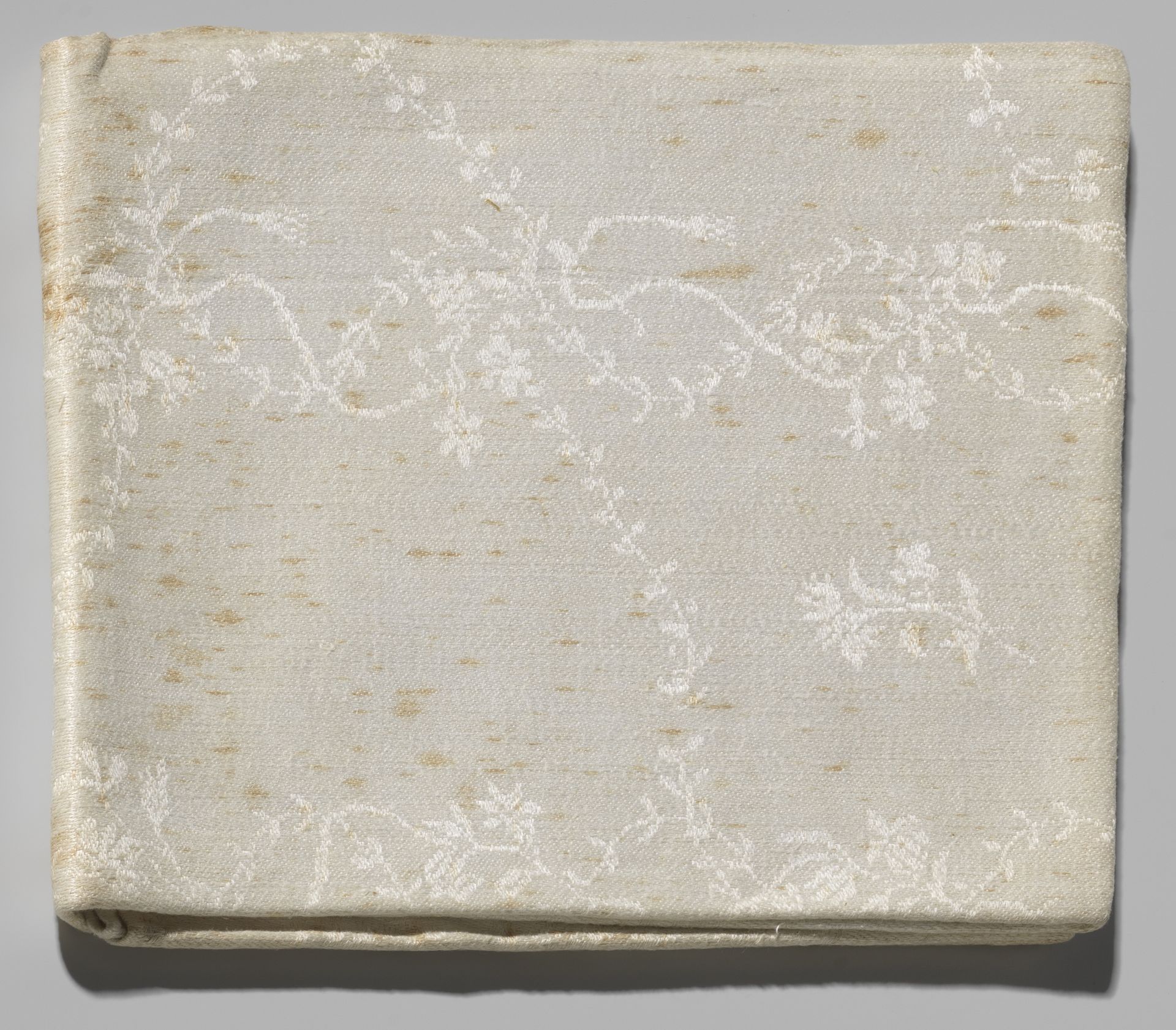 Servet met bloemen en slingers by Anonymous