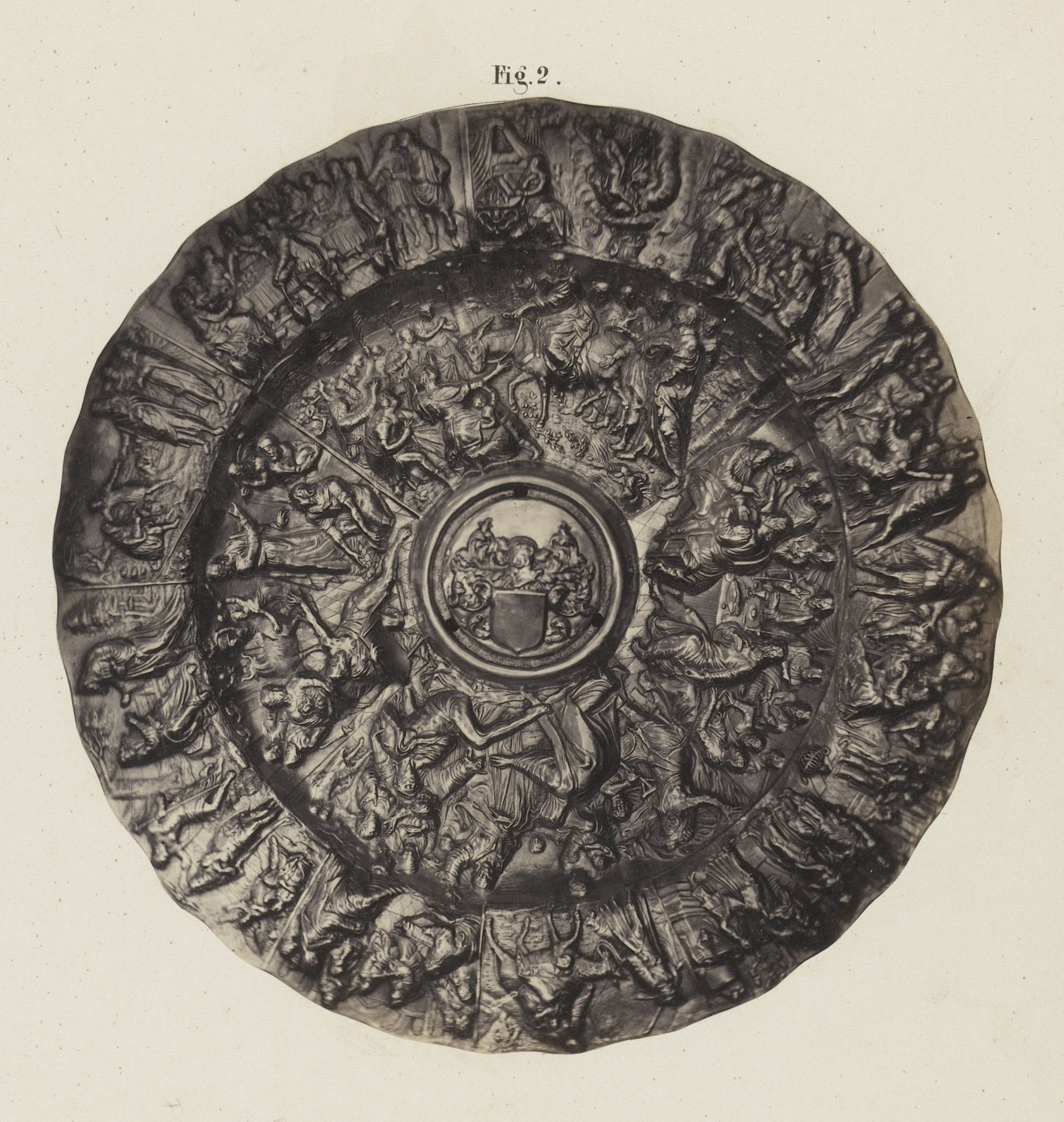 Zilveren schotel op de Tentoonstelling van oudheden in Delft by A.L. Oversluijs