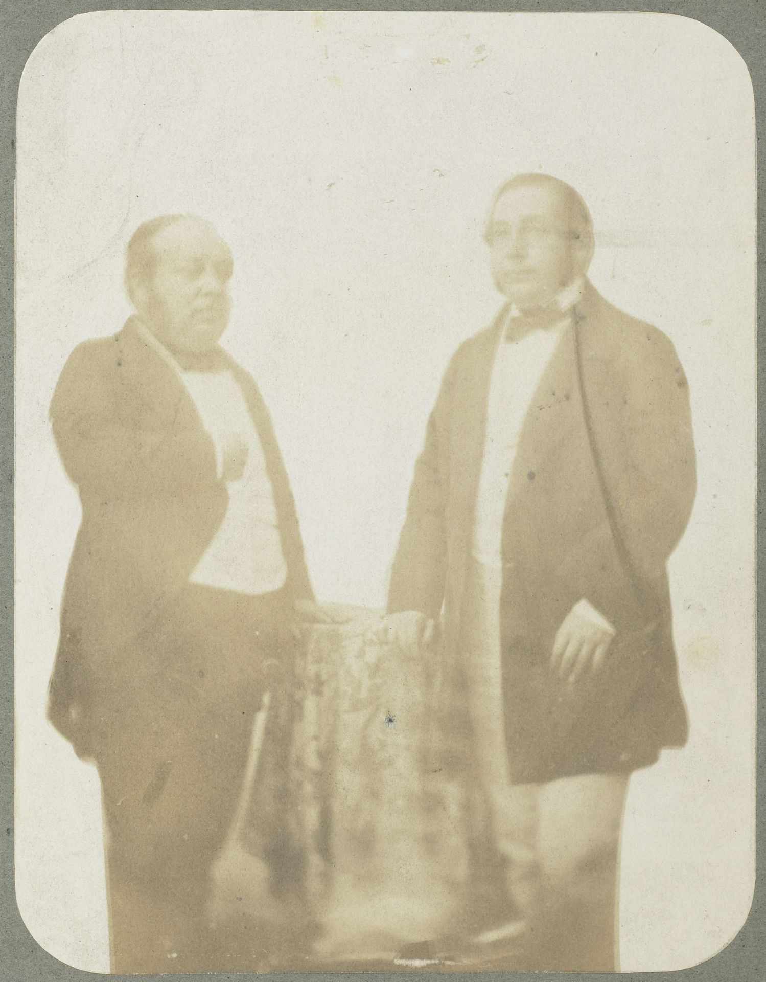 Portret van de Oppenheims, zwagers van de fotograaf by Eduard Isaac Asser