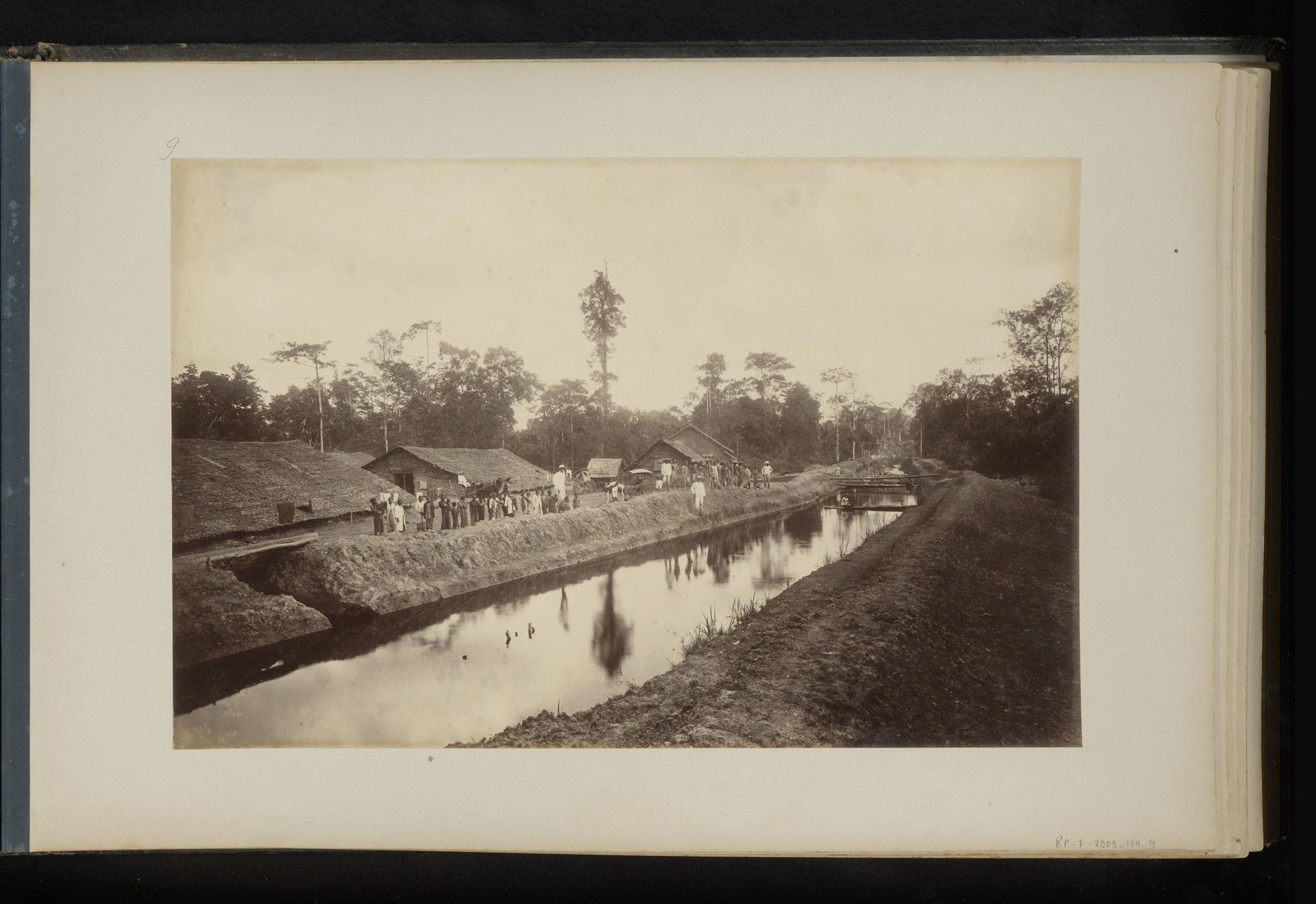 Kanaal op de Stabat plantage, Sumatra by Heinrich Ernst & Co