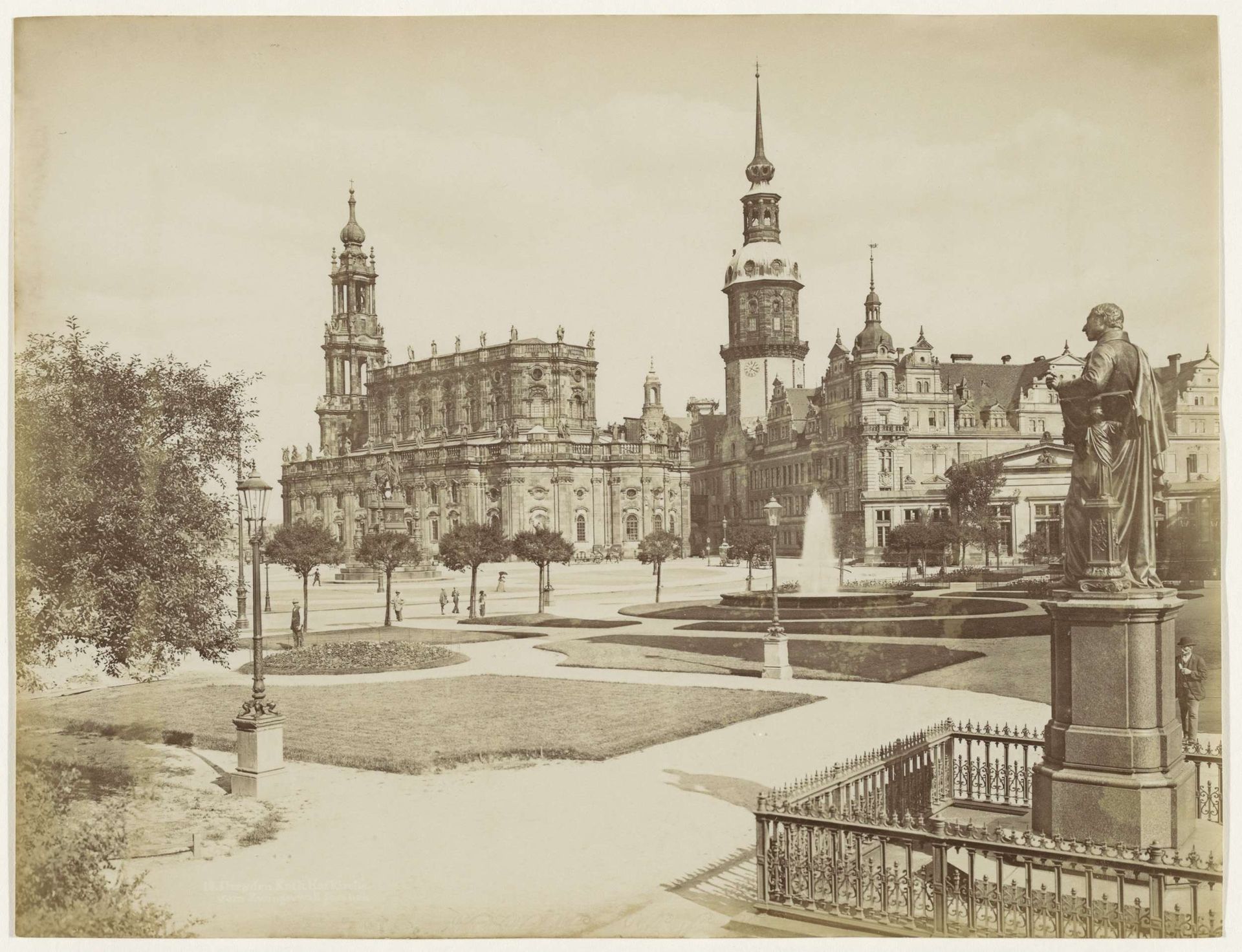 Katholische Hofkirche en het Residenzschloss in Dresden by Rudolph Tamme