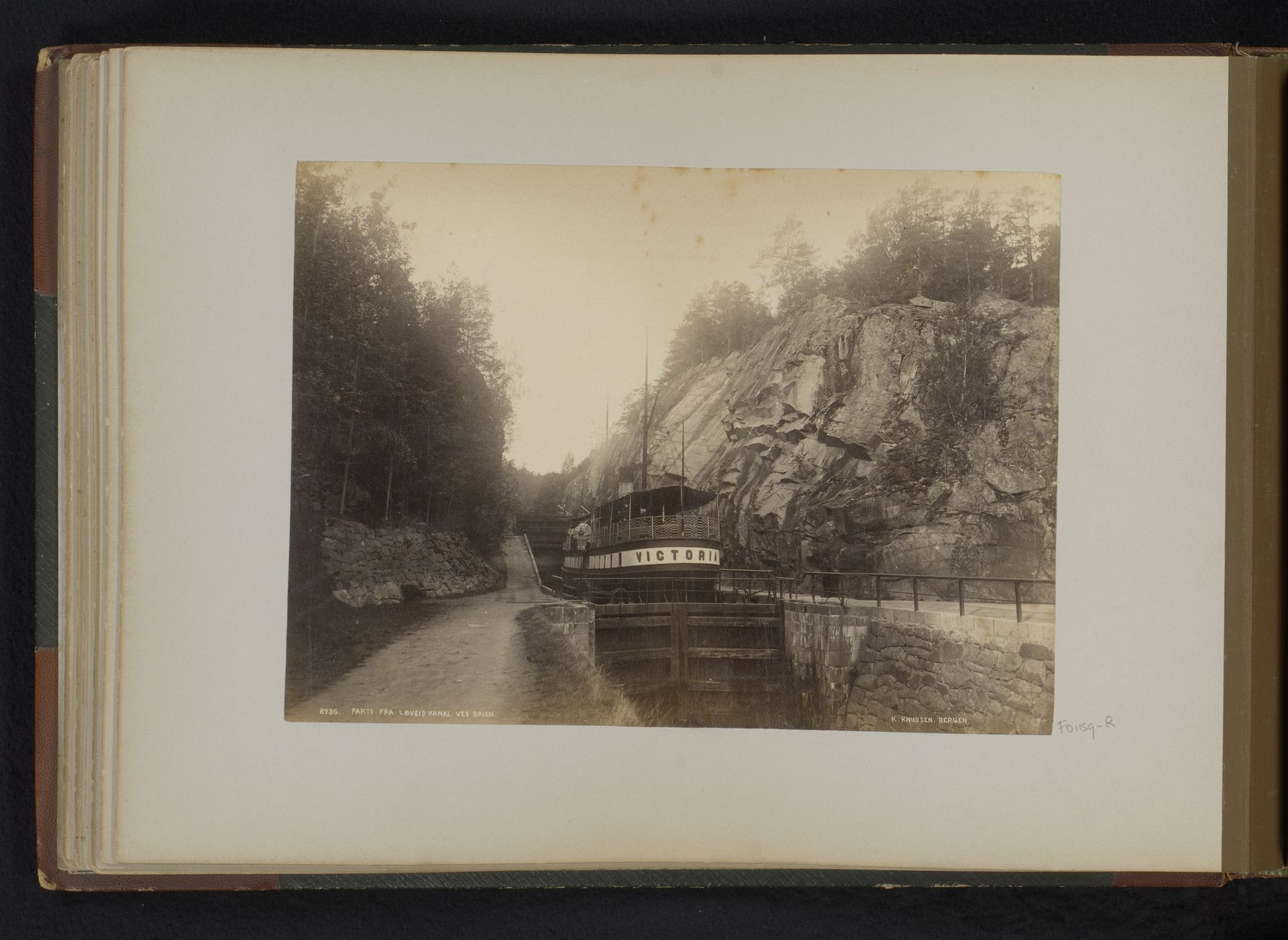 Telemarkkanaal met een schip voor een sluis by Knud Knudsen