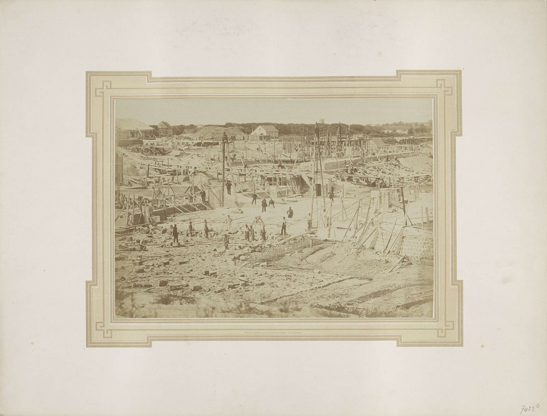 Aanleg (betonstorting) van de dubbele schutsluis te Vlissingen, gezien vanuit het noordoosten by A.L. Preuninger