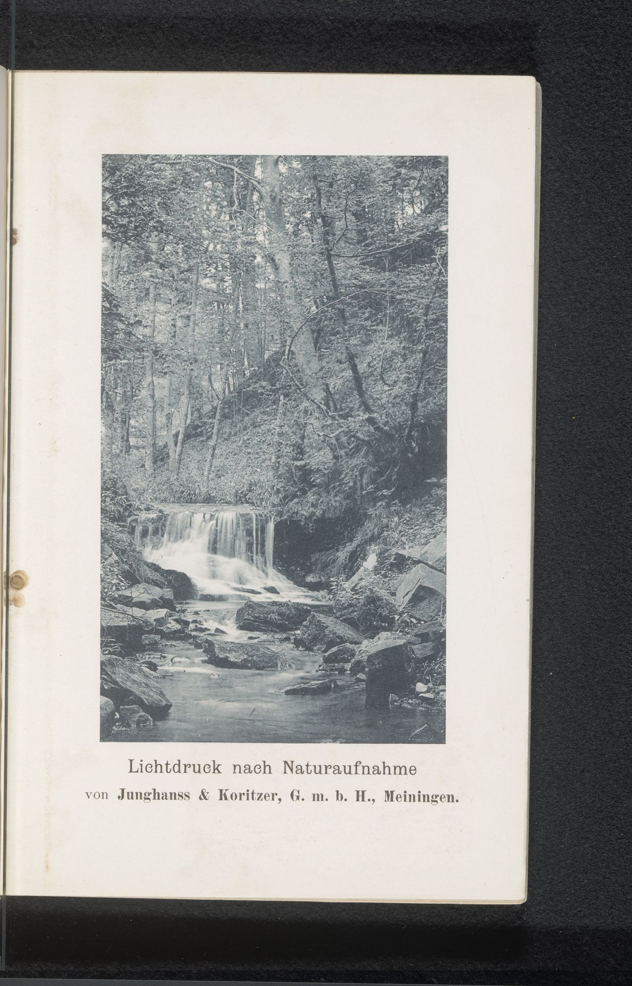 Gezicht op een waterval in een bos by Junghans & Koritzer