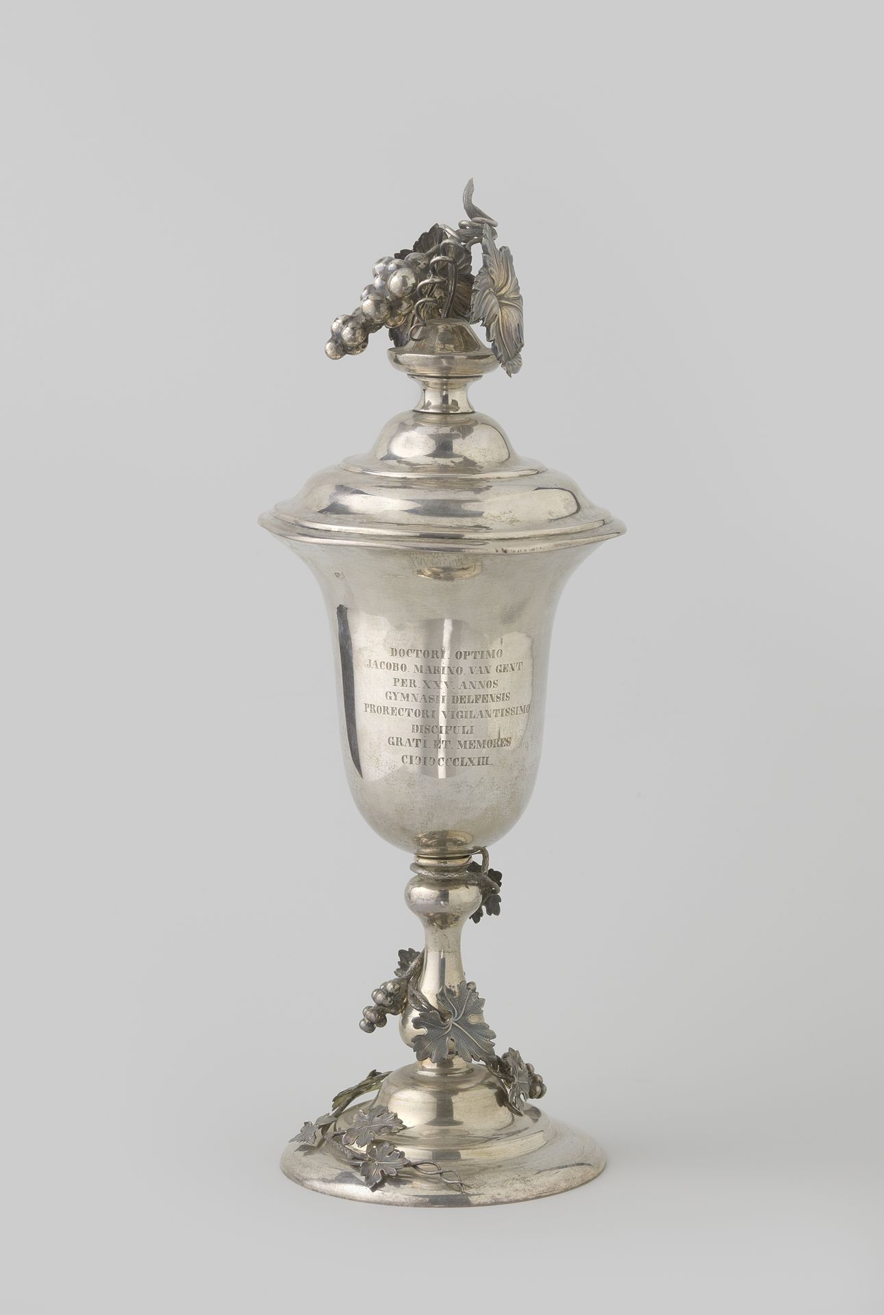 Bokaal met deksel van zilver by C.E. Jedeloo
