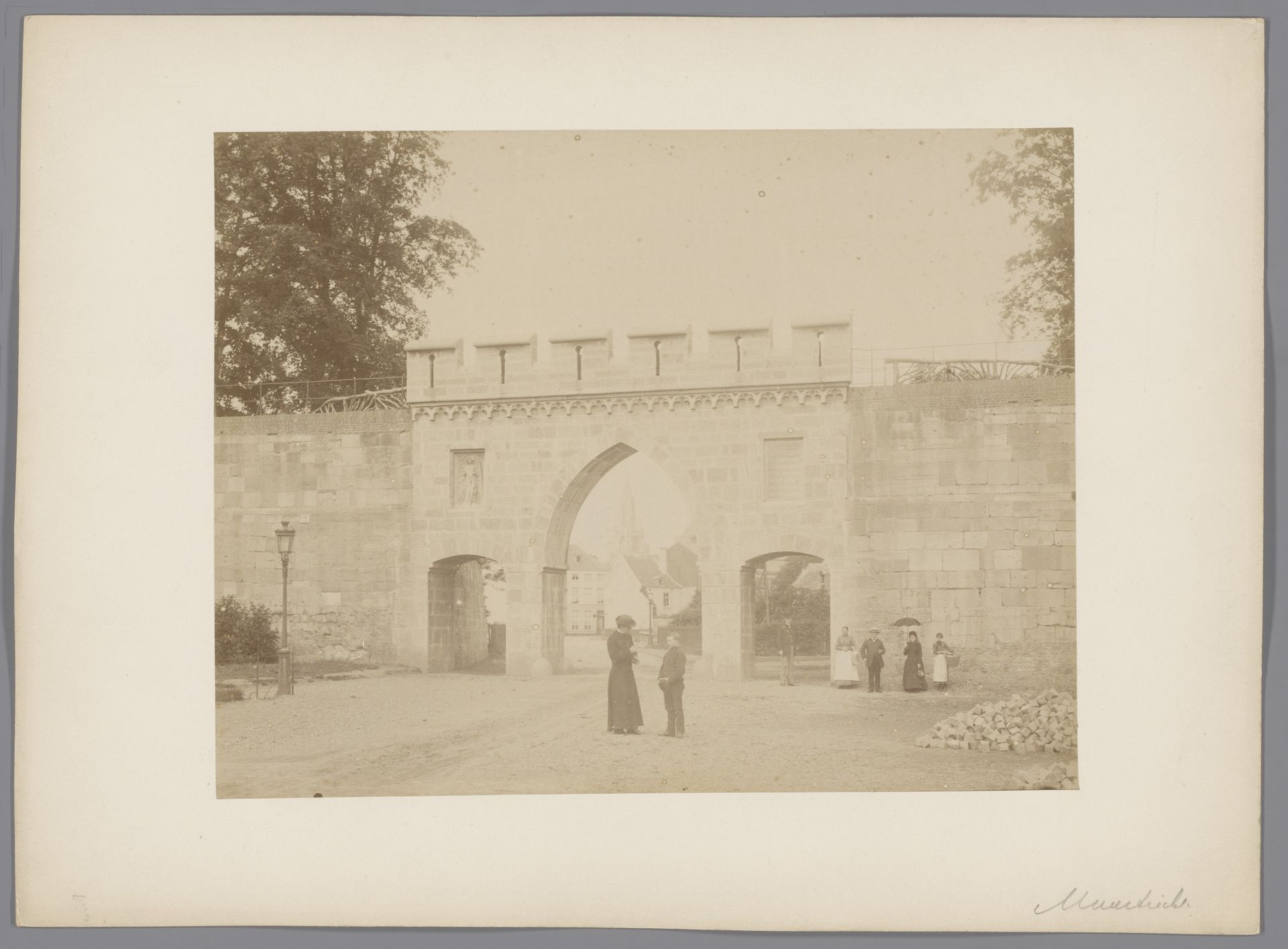 Gezicht op de Poort Waerachtig te Maastricht by anoniem (Monumentenzorg)