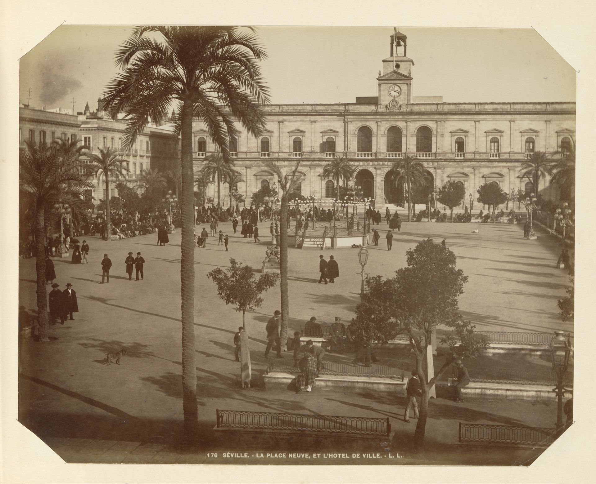 Gemeentehuis aan Plaza Nueva te Sevilla by LL