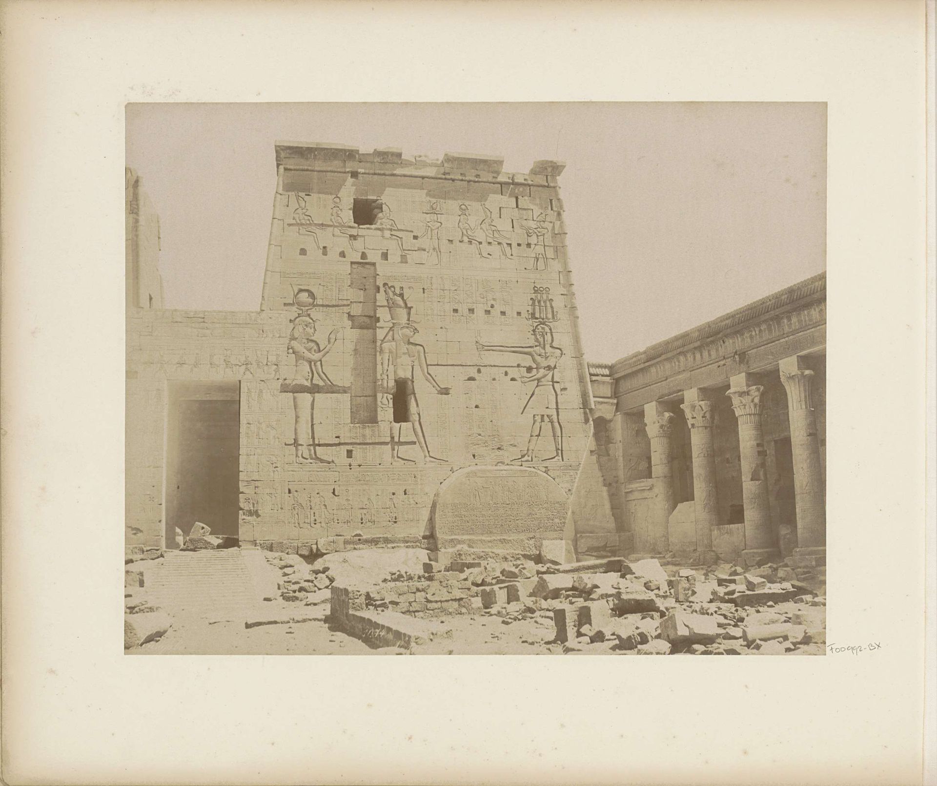 Tweede pyloon met reliëfs van de Tempel van Isis op Philae by C. & G. Zangaki