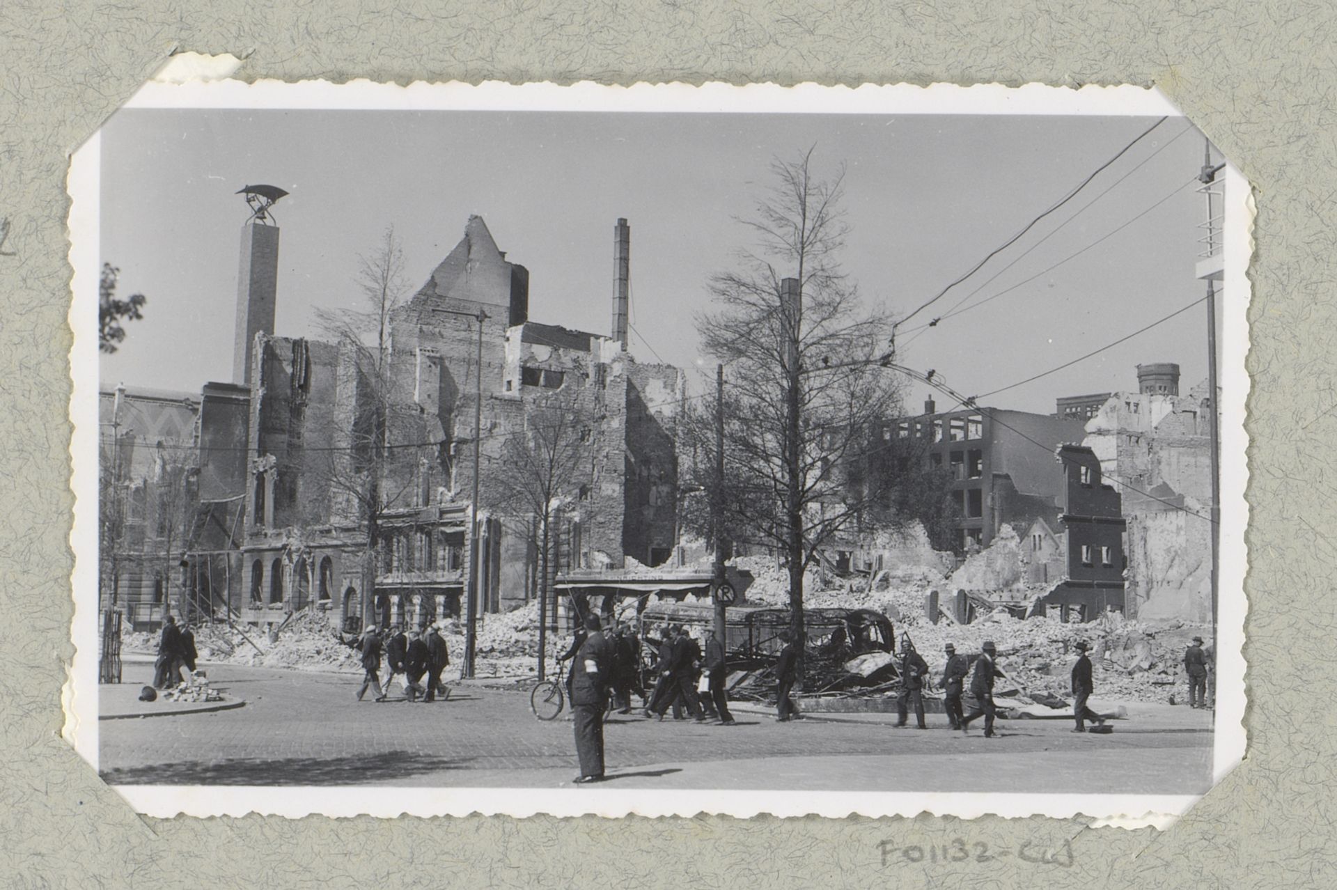 Personen bij ruïnes aan de Coolsingel te Rotterdam by J. Nolte