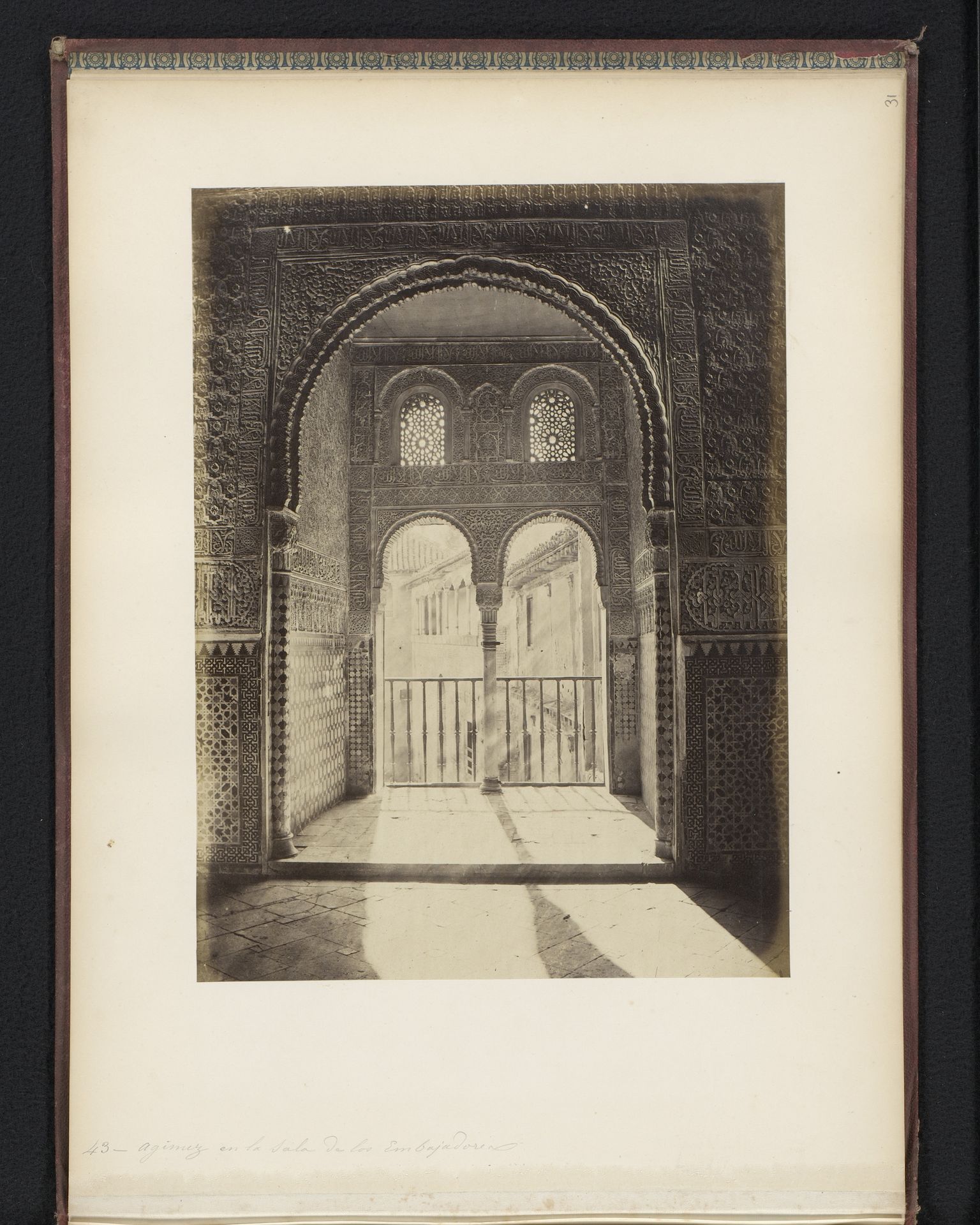 Interieur van de Salón de Embajadores in het Alhambra te Granada, Spanje by C Maufsaise