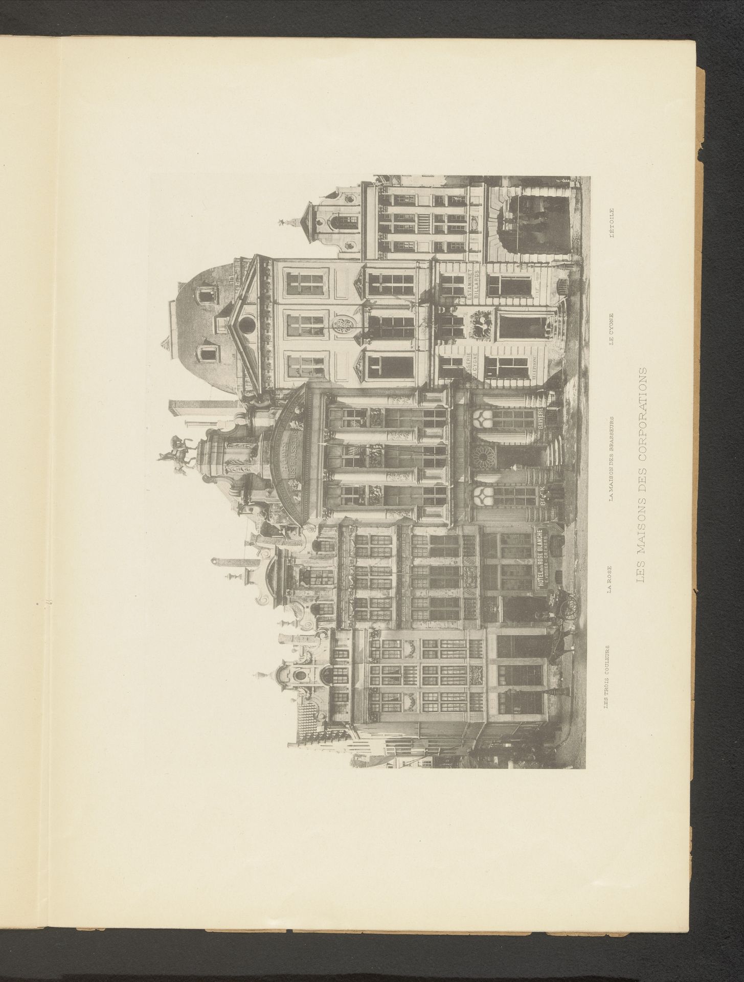 Gezicht op de Gildehuizen aan de Grote Markt in Brussel by Anonymous