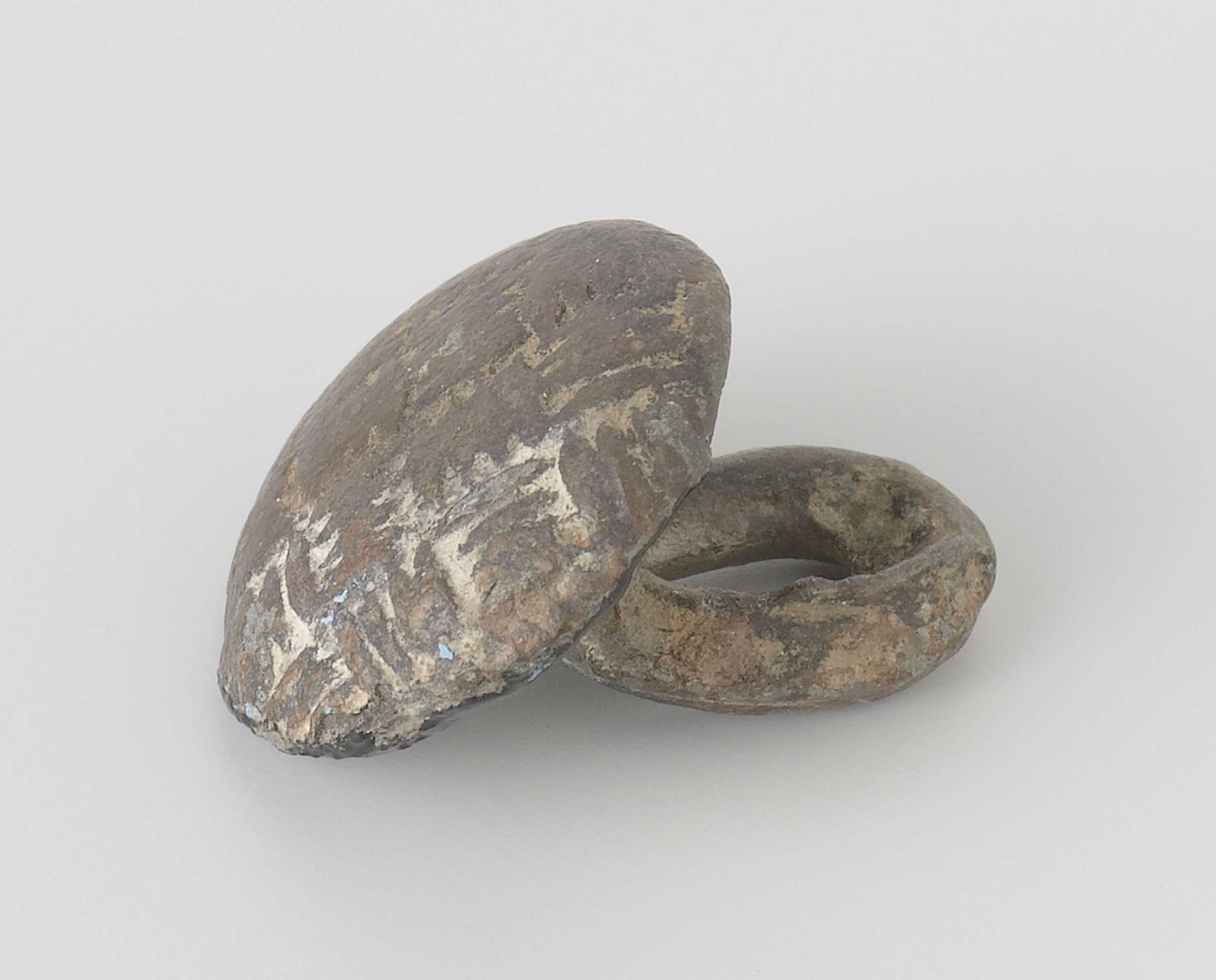 Knoop, rond afgeplat met decoratief patroon by Anonymous