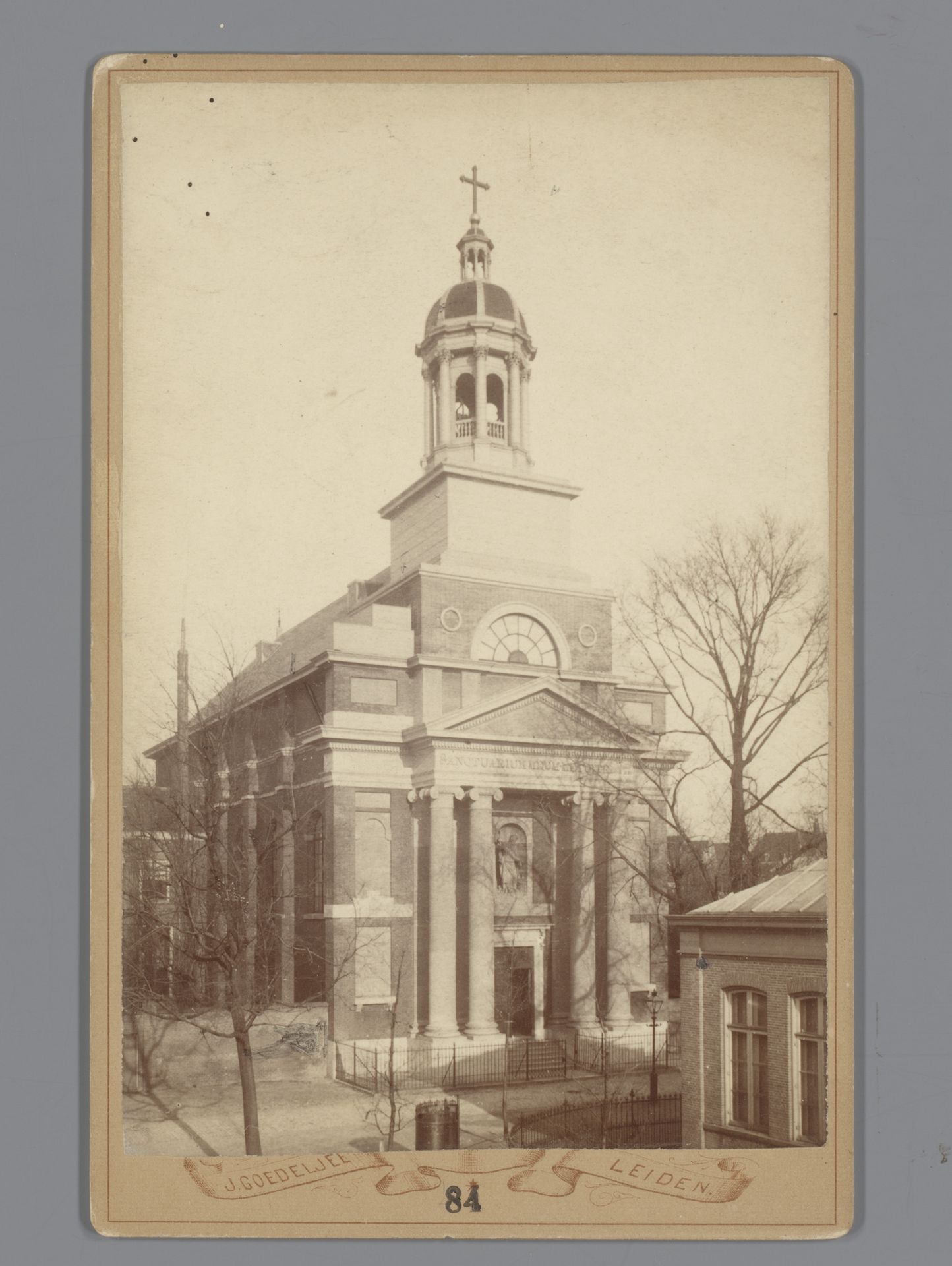 Gezicht op de Sint-Petruskerk te Leiden by Jan Goedeljee