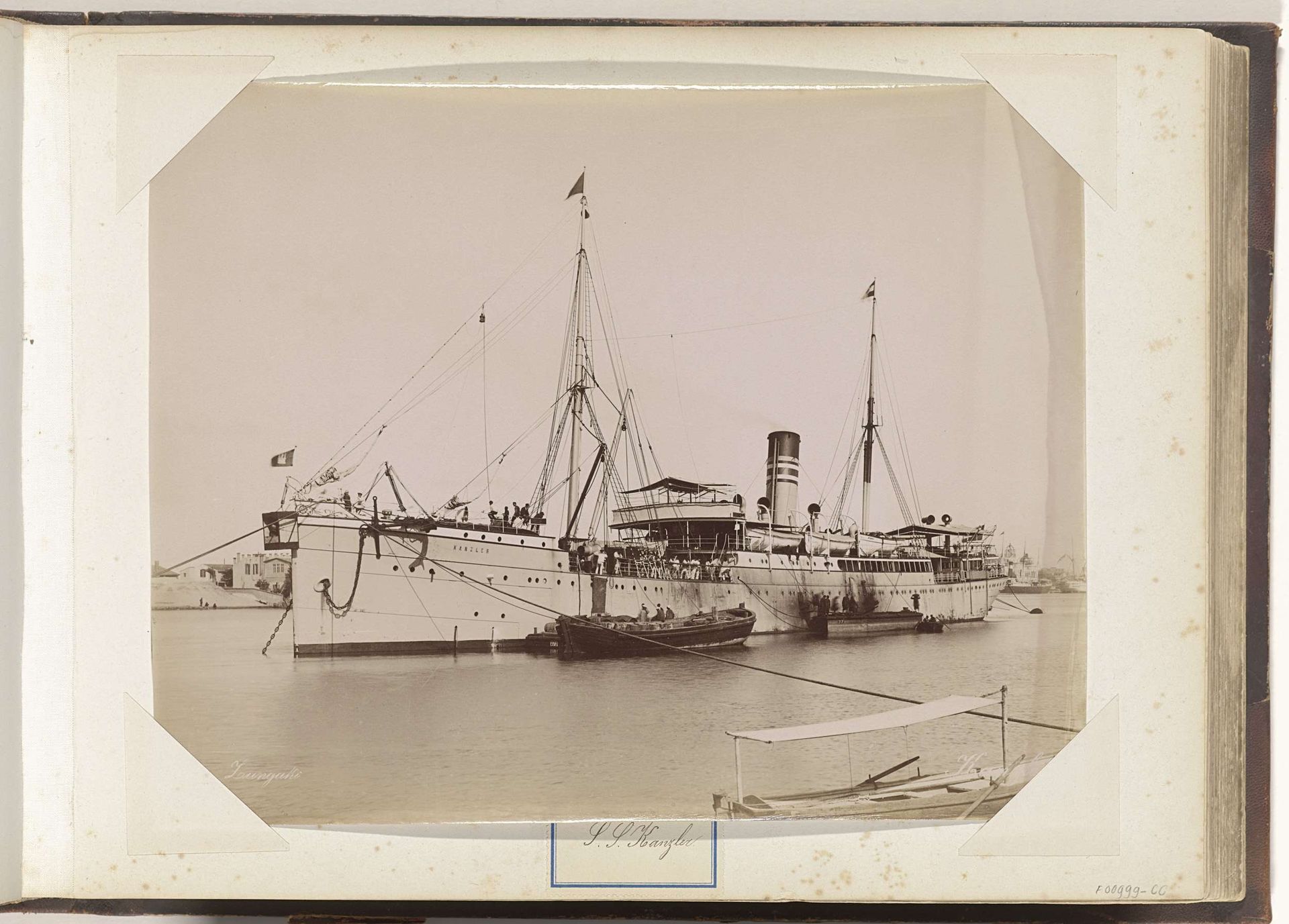 Stoomschip Kanzler voor anker in een haven by C. & G. Zangaki