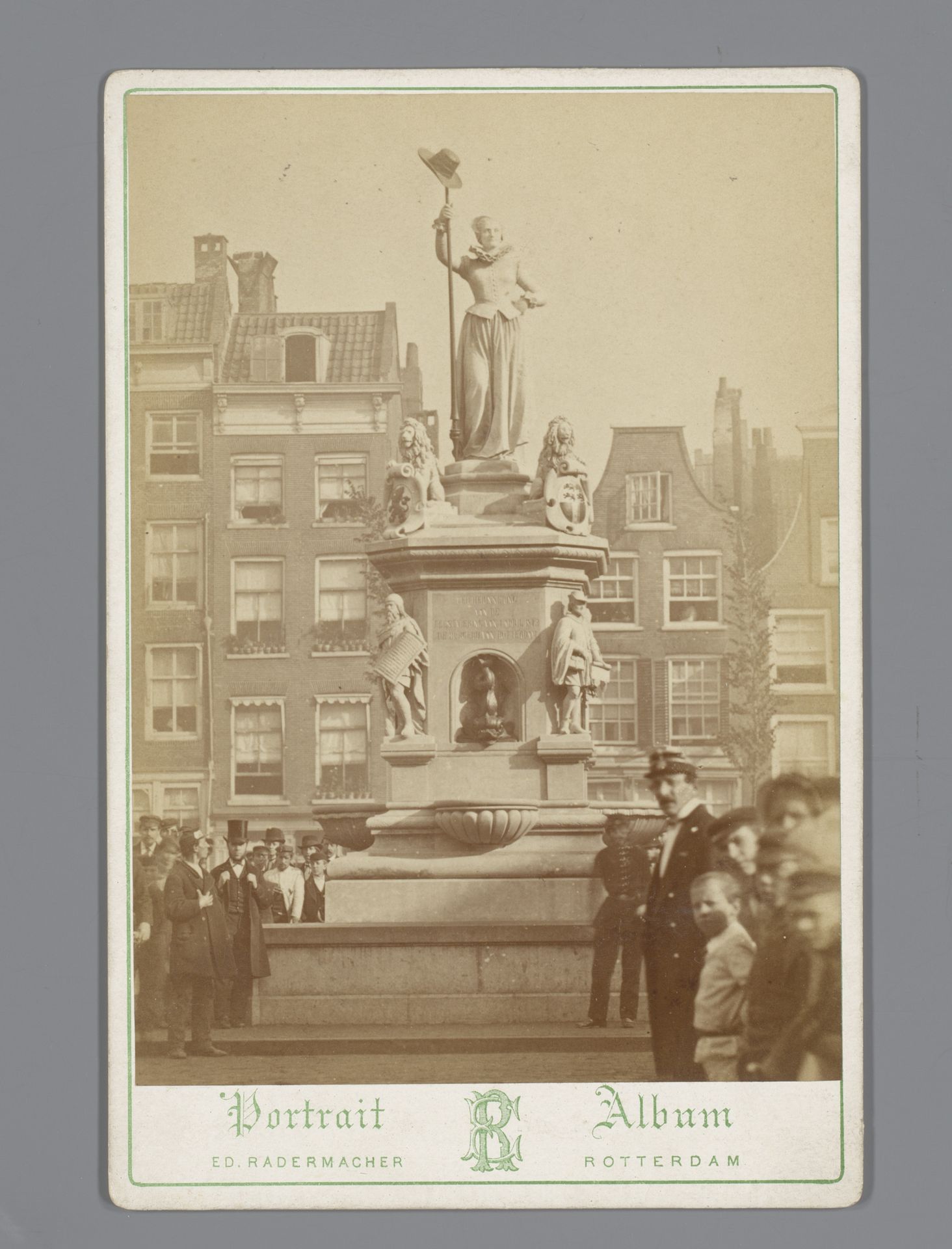 Gezicht op het Monument 1872 op de Nieuwemarkt te Rotterdam by Ed. Radermacher