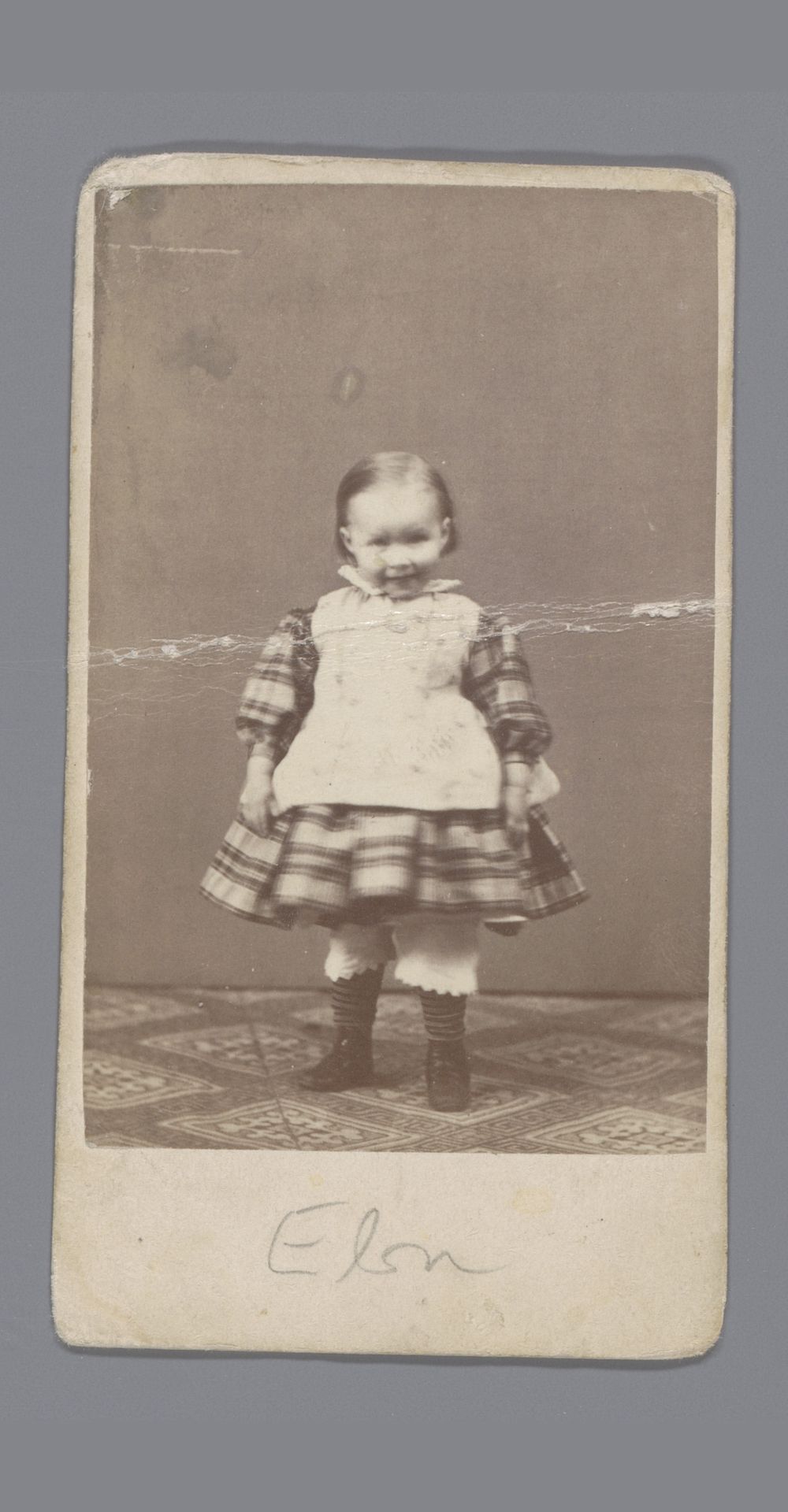 Portret van een onbekend meisje, aangeduid als Elsa by Lindman