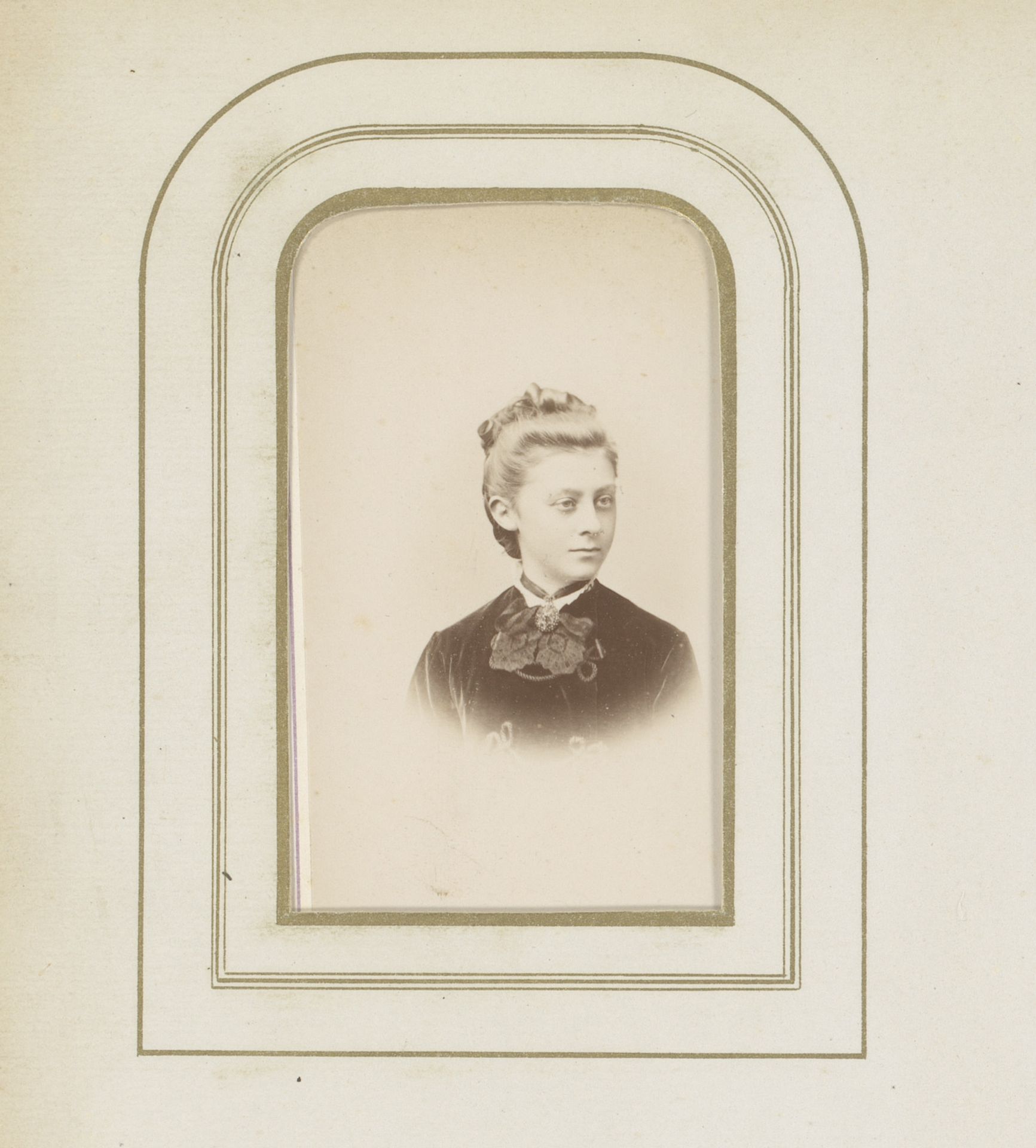 Portret van een jongen met hoed by Prosper Deloeul