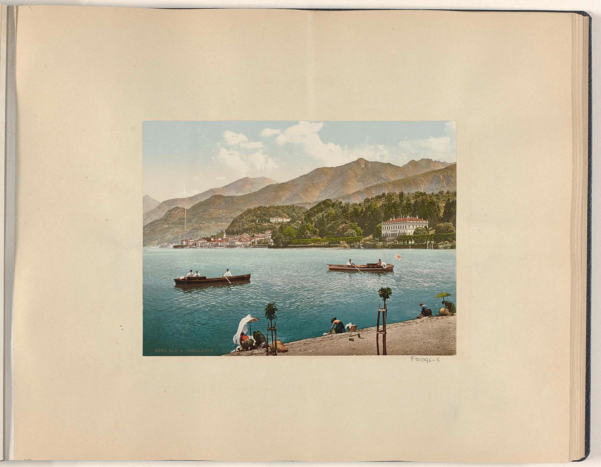 Strand bij Bellagio met roeiers en wassende vrouwen aan het Comomeer by Photochrom Zürich