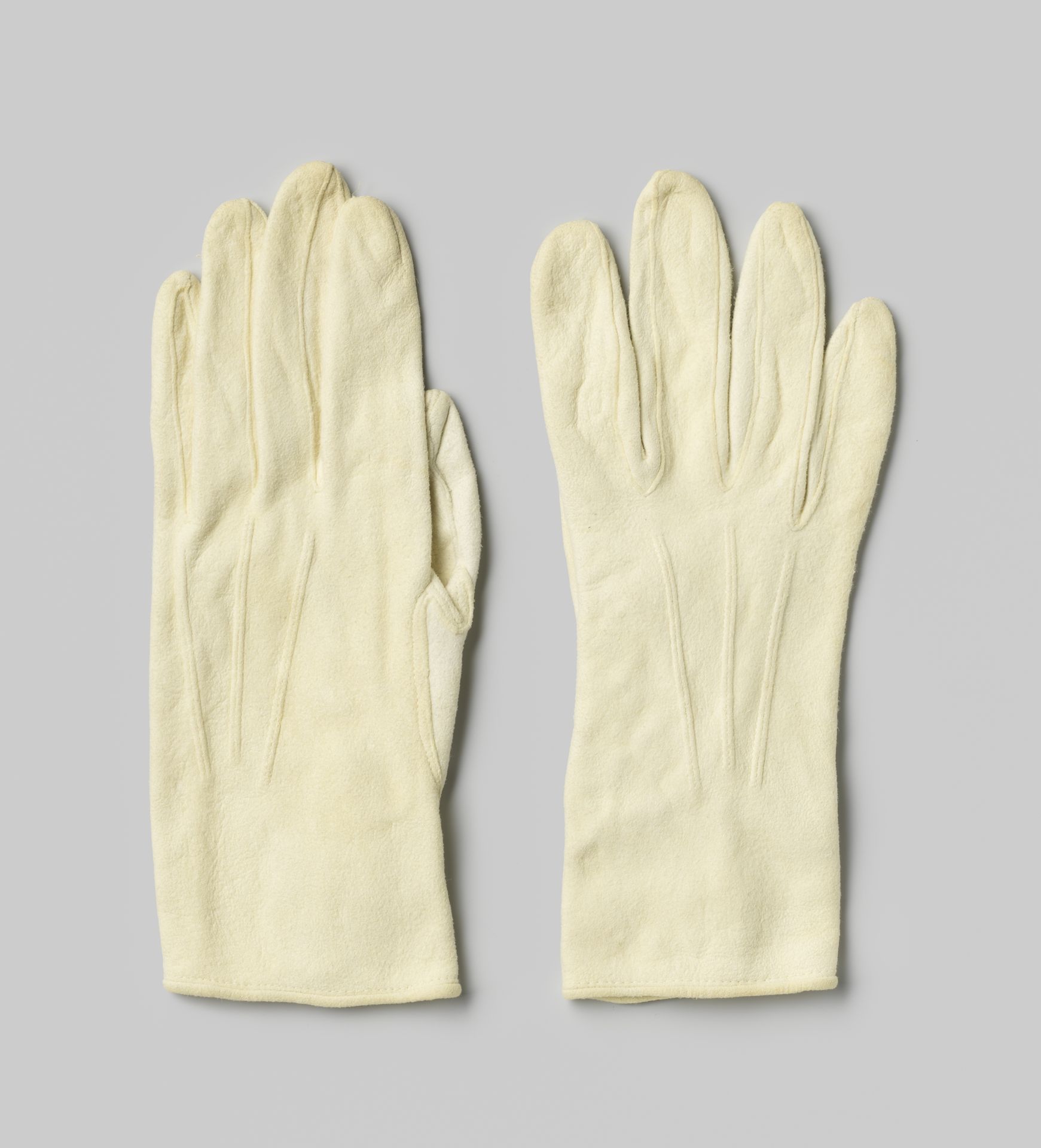 Handschoen van ambassadeur Allard Merens by Chalk & Dawson Ltd. Jones