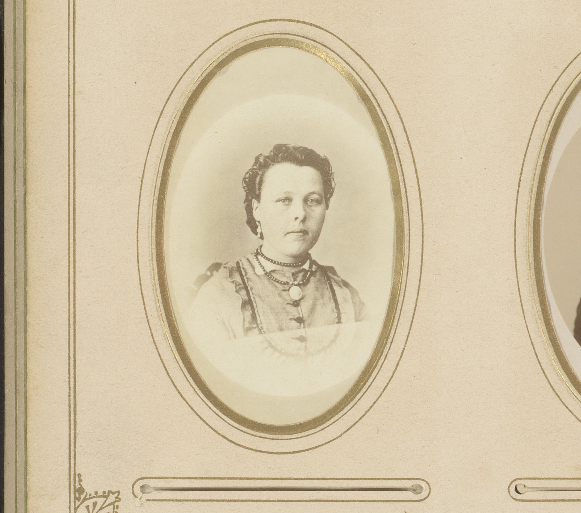 Portret van een vrouw met halsketting by Hendrik van der Worp