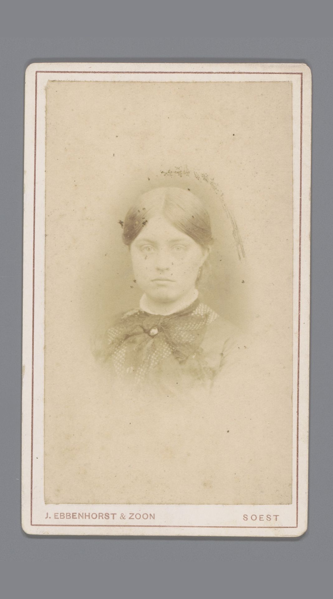 Portret van een onbekende jonge vrouw by J. Ebbenhorst & Zoon