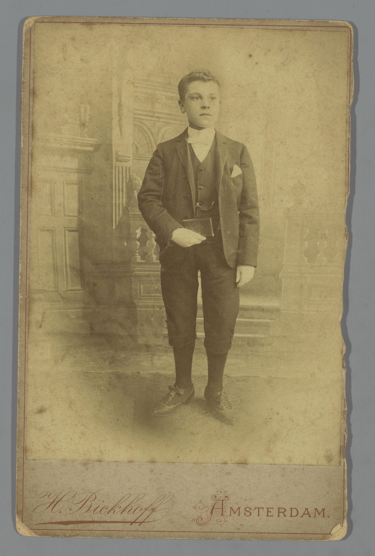 Portret van een onbekende jongen die vermoedelijk communie gaat doen by Henri Bickhoff