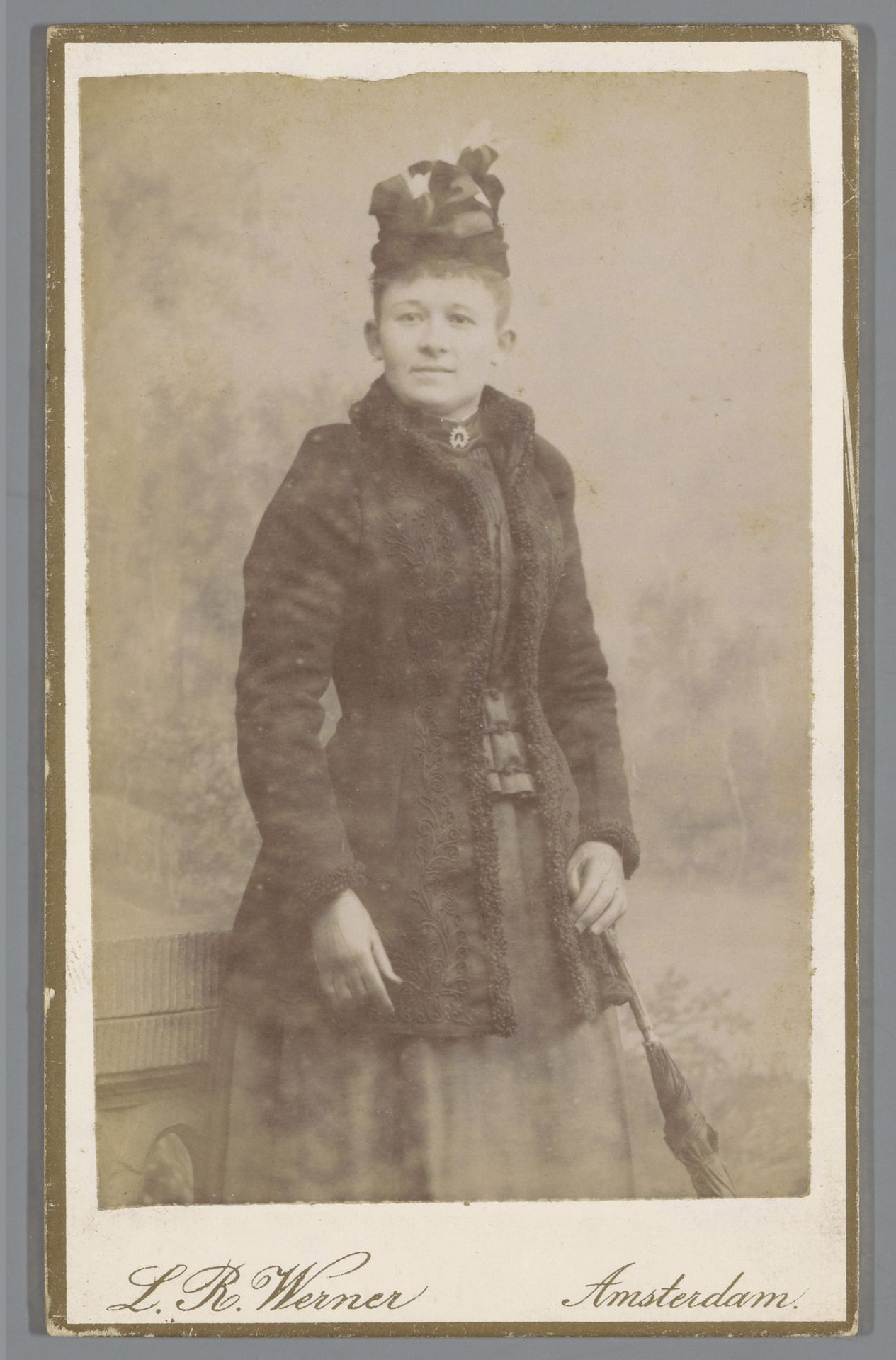 Portret van een onbekende jonge vrouw by Louis Robert Werner