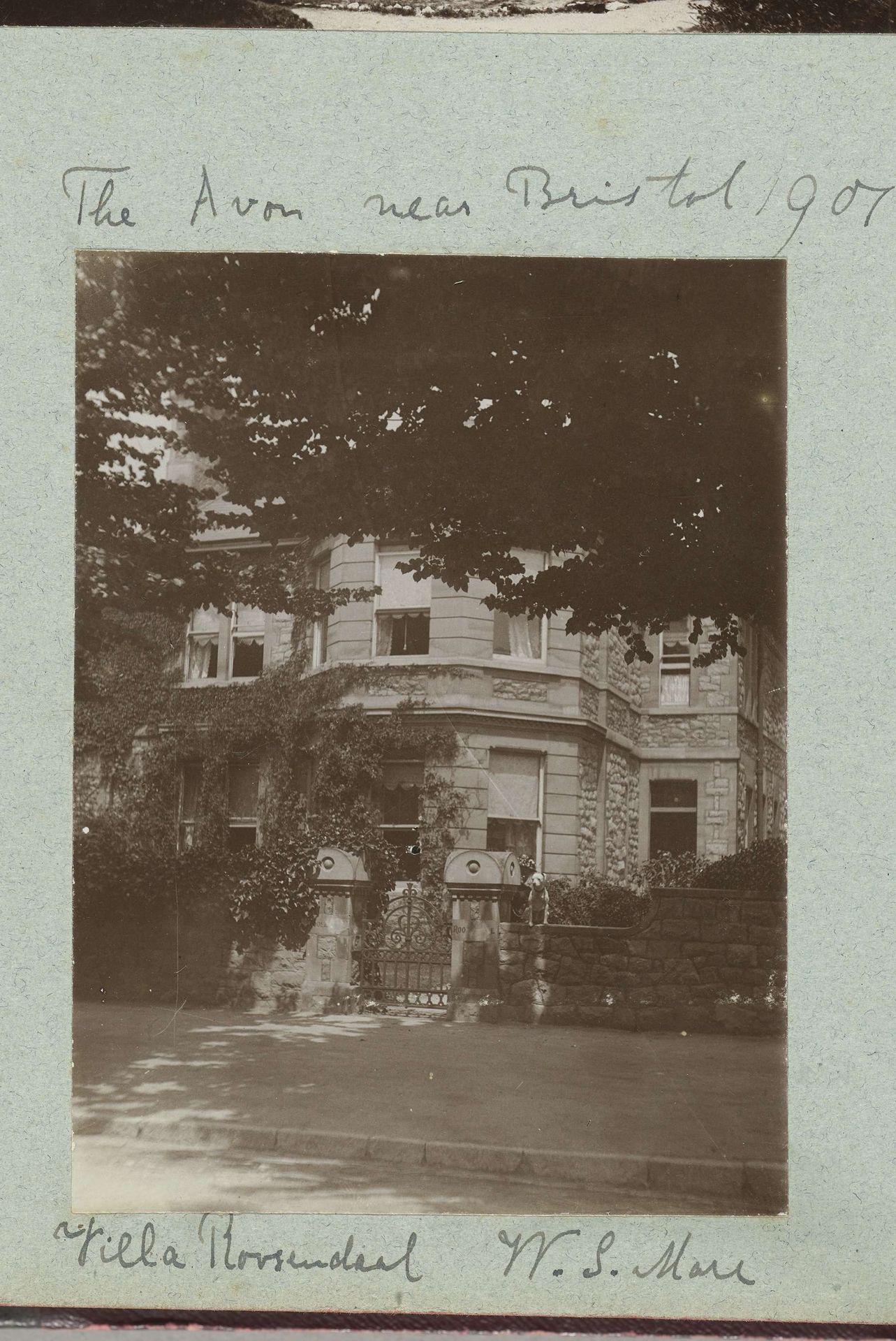 Villa met hondje op hek by Frits Freerks Fontein Fz.