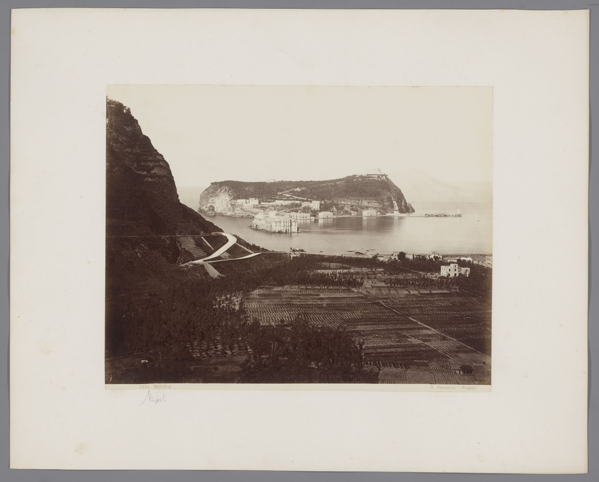 Gezicht op het eiland Nisida in de golf van Napels, Italië by Giorgio Sommer