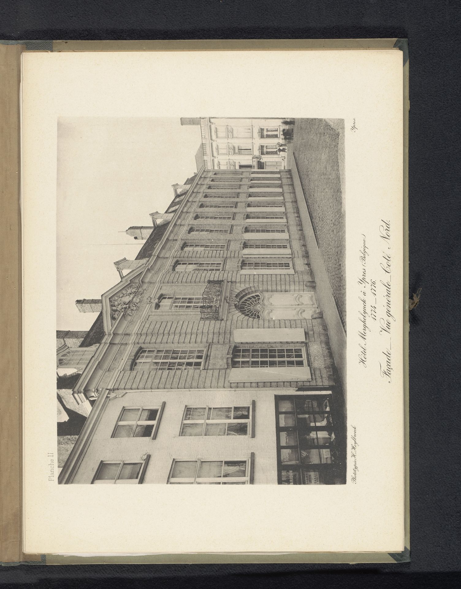 Gezicht op de noordelijke hoek van de façade van Hotel Merghelynck in Ieper, België by Hector Heylbroeck