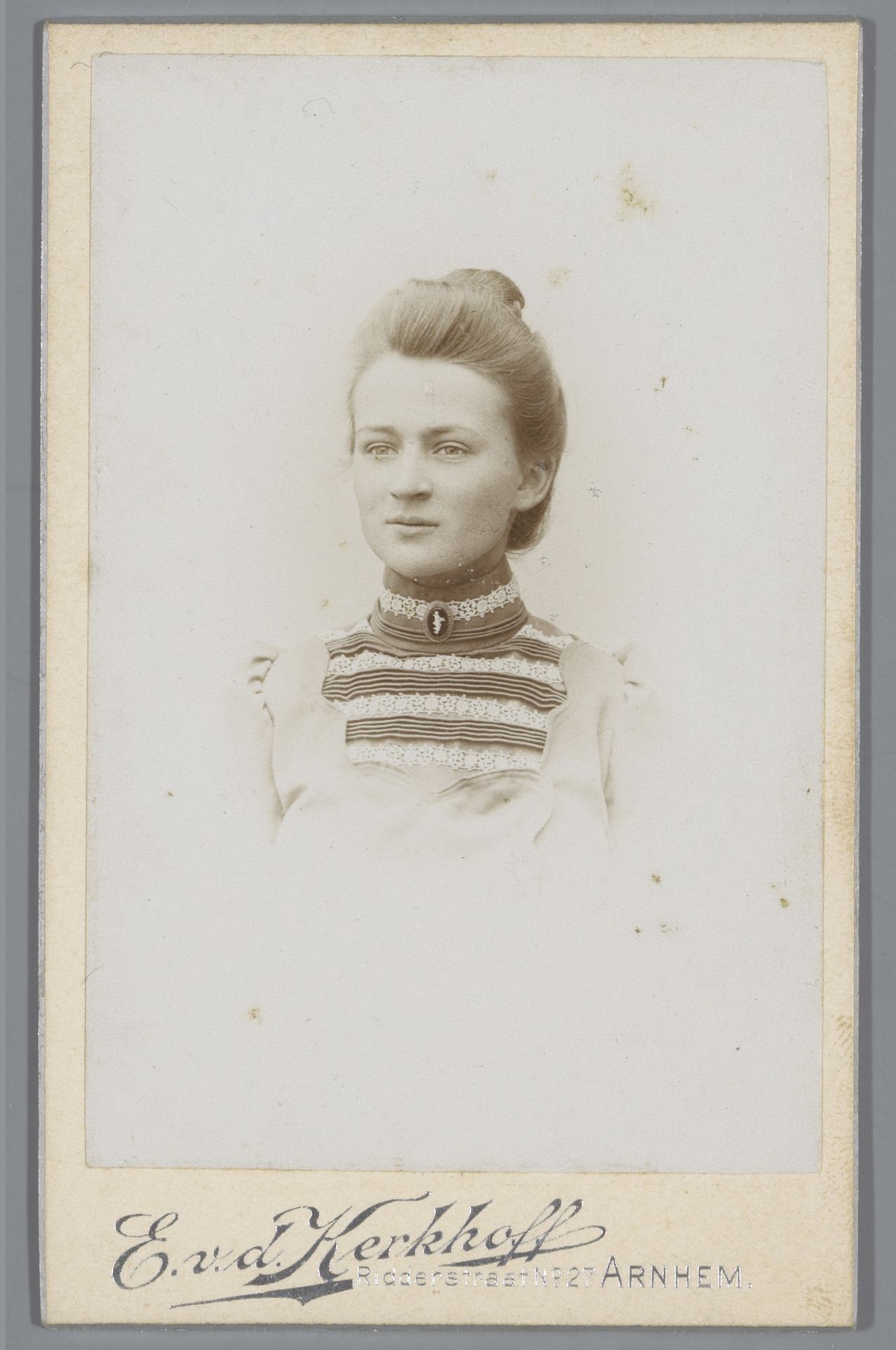 Portret van een onbekende jonge vrouw by E. v.d. Kerkhoff