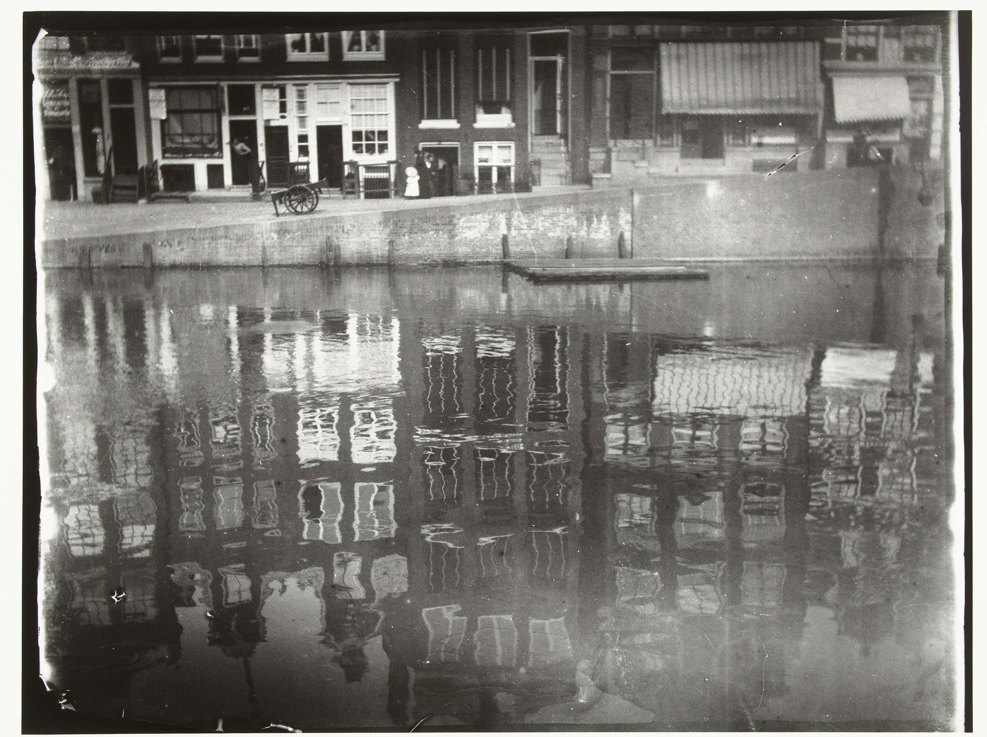 Spiegeling van grachtenhuizen in het water op het Singel 377 tot en met 385 te Amsterdam by George Hendrik Breitner