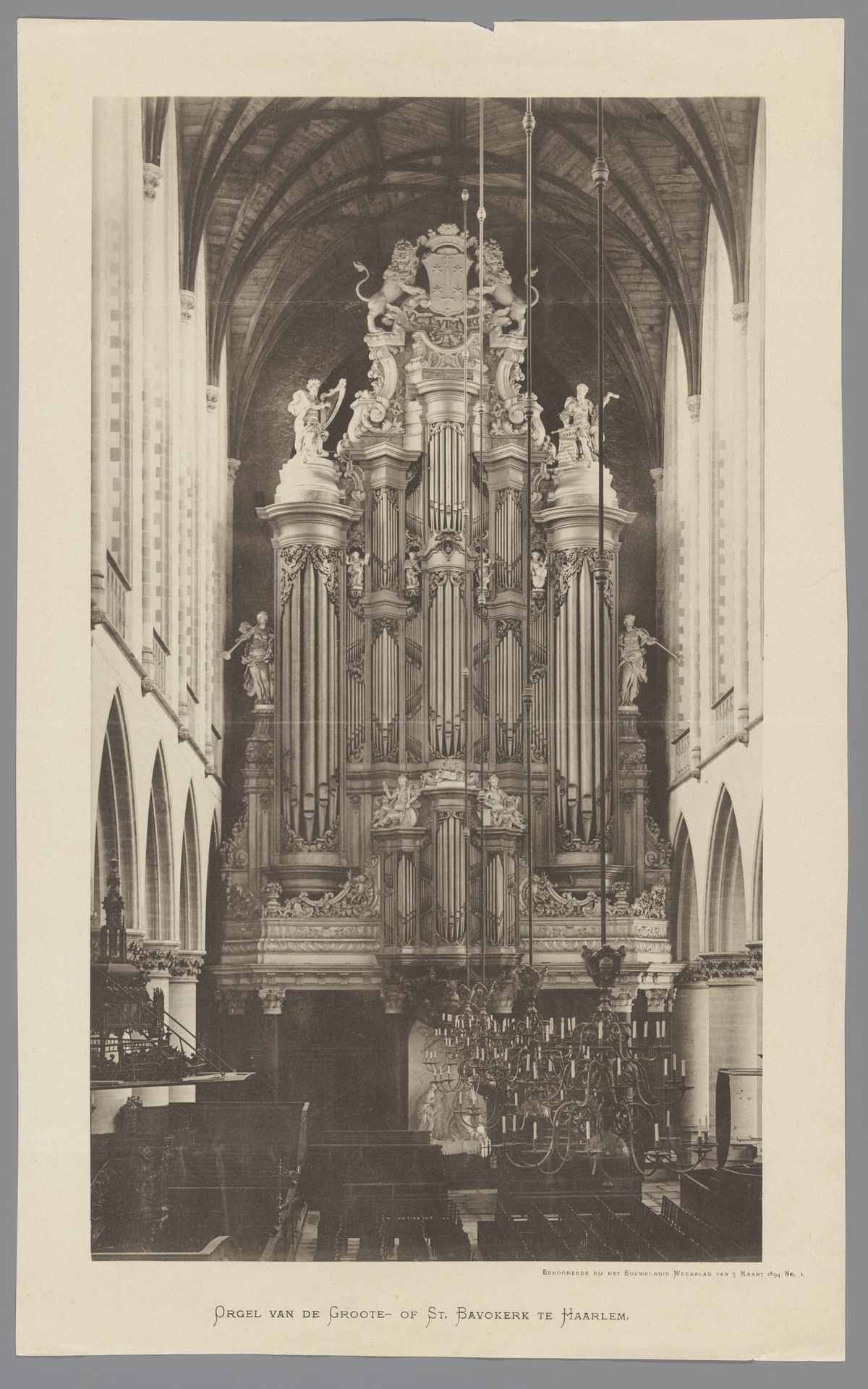 Gezicht op het orgel van Sint-Bavokerk in Haarlem by Anonymous